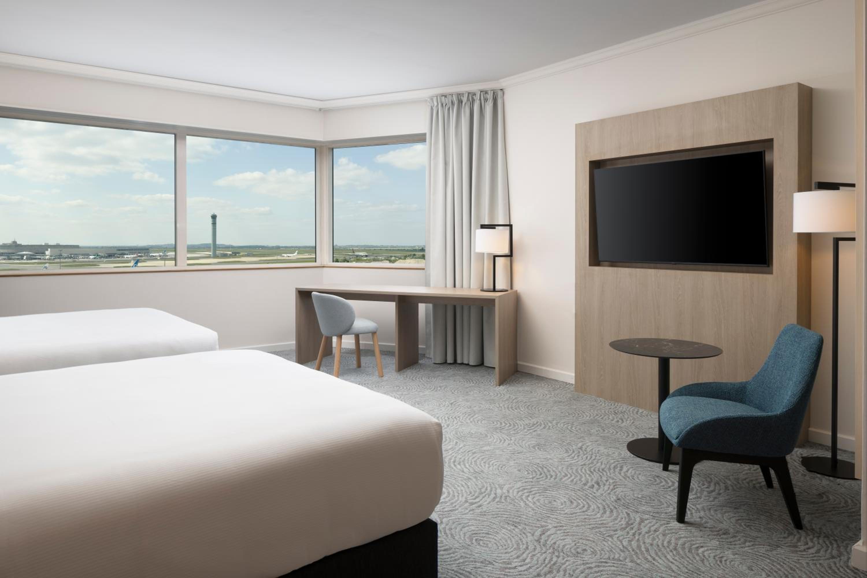Executive Queen Room with Two Queen Beds thumbnail 6
