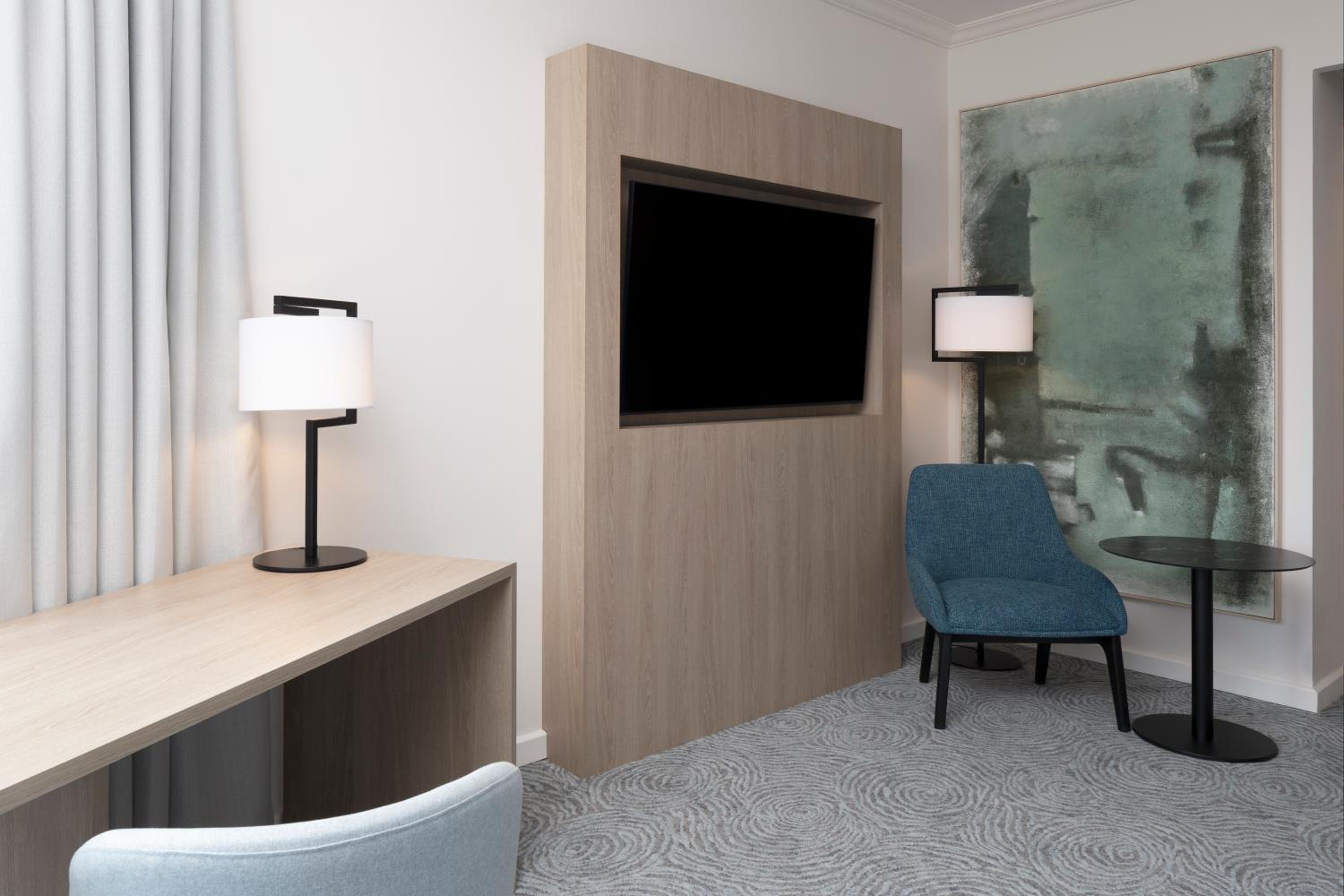 Executive Queen Room with Two Queen Beds - Photo 9