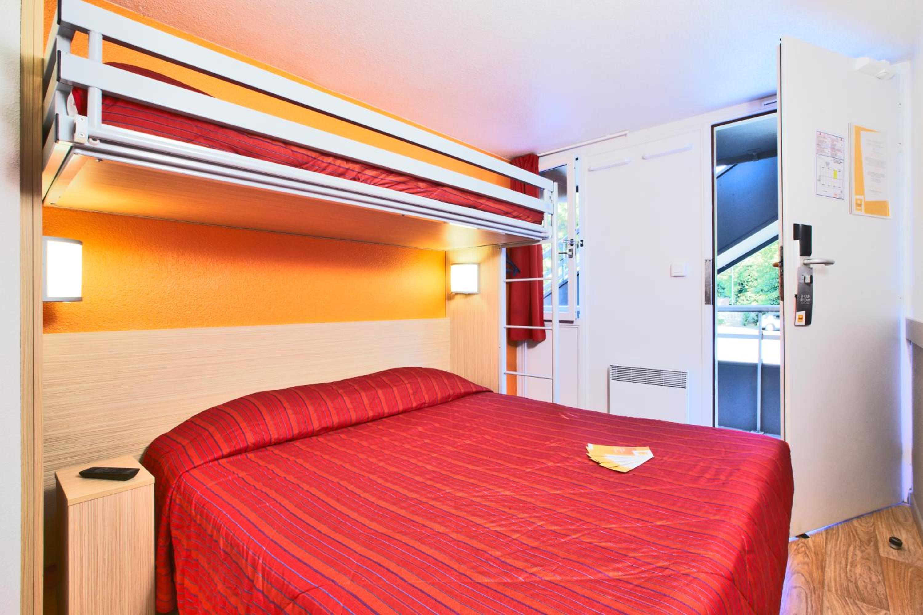 Standard Room with 1 Double Bed & 1 Single Bed - Photo 3