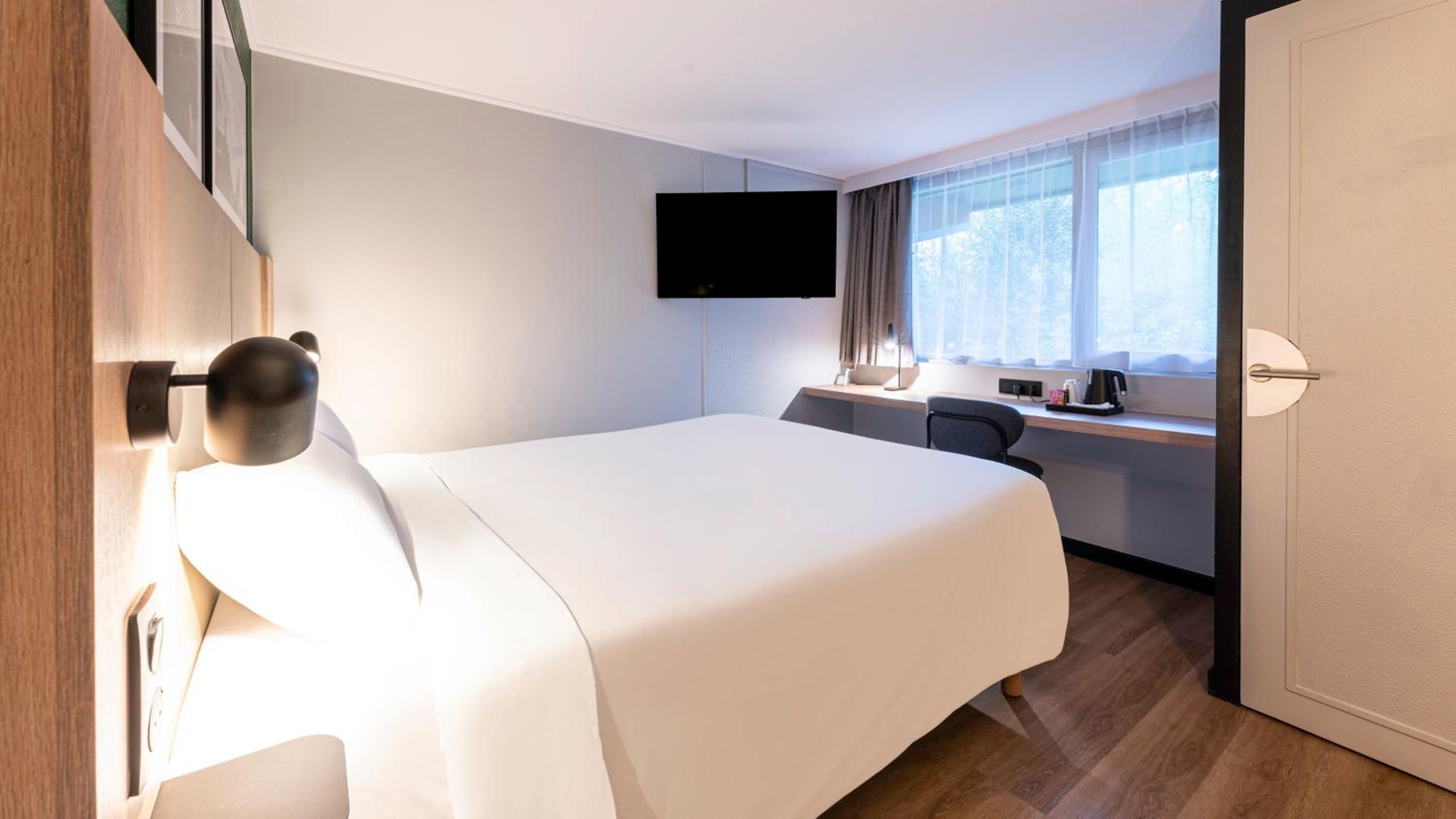 Standard Room - 1 Queen Bed - Photo 4