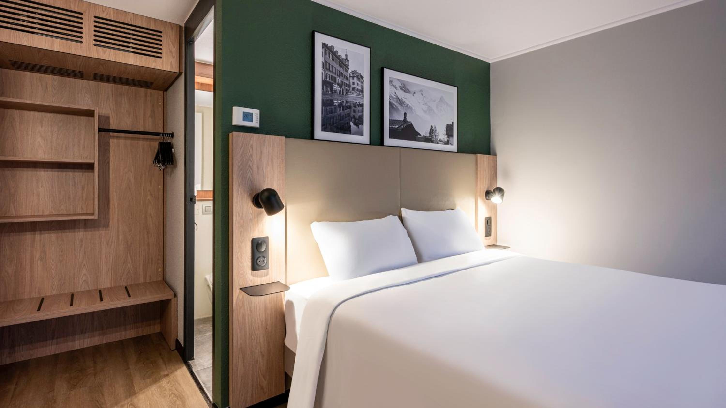 Standard Room - 1 Queen Bed - Photo 9