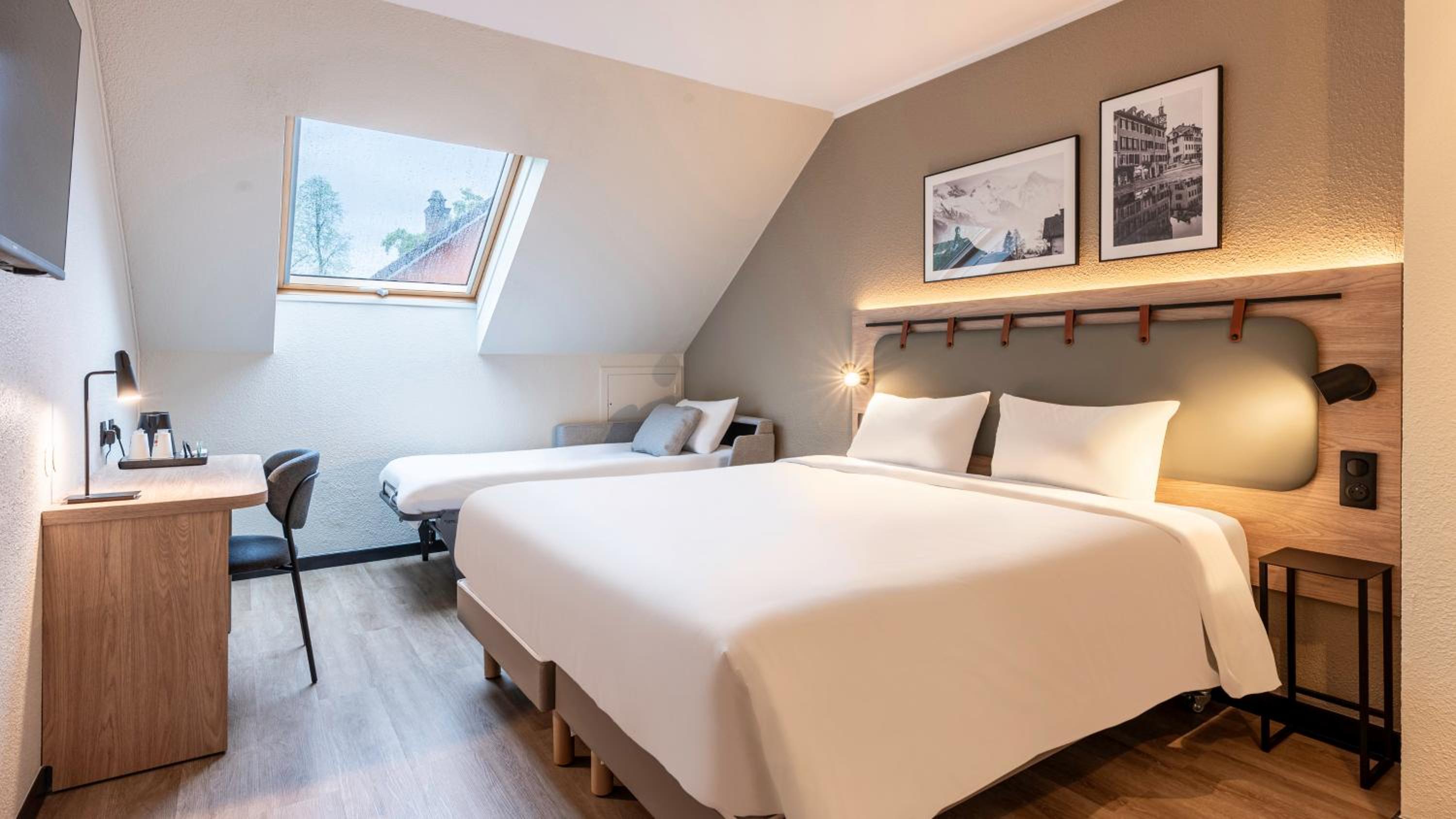 Superior Room - 1 King Bed 1 Sofa Bed - Photo 2