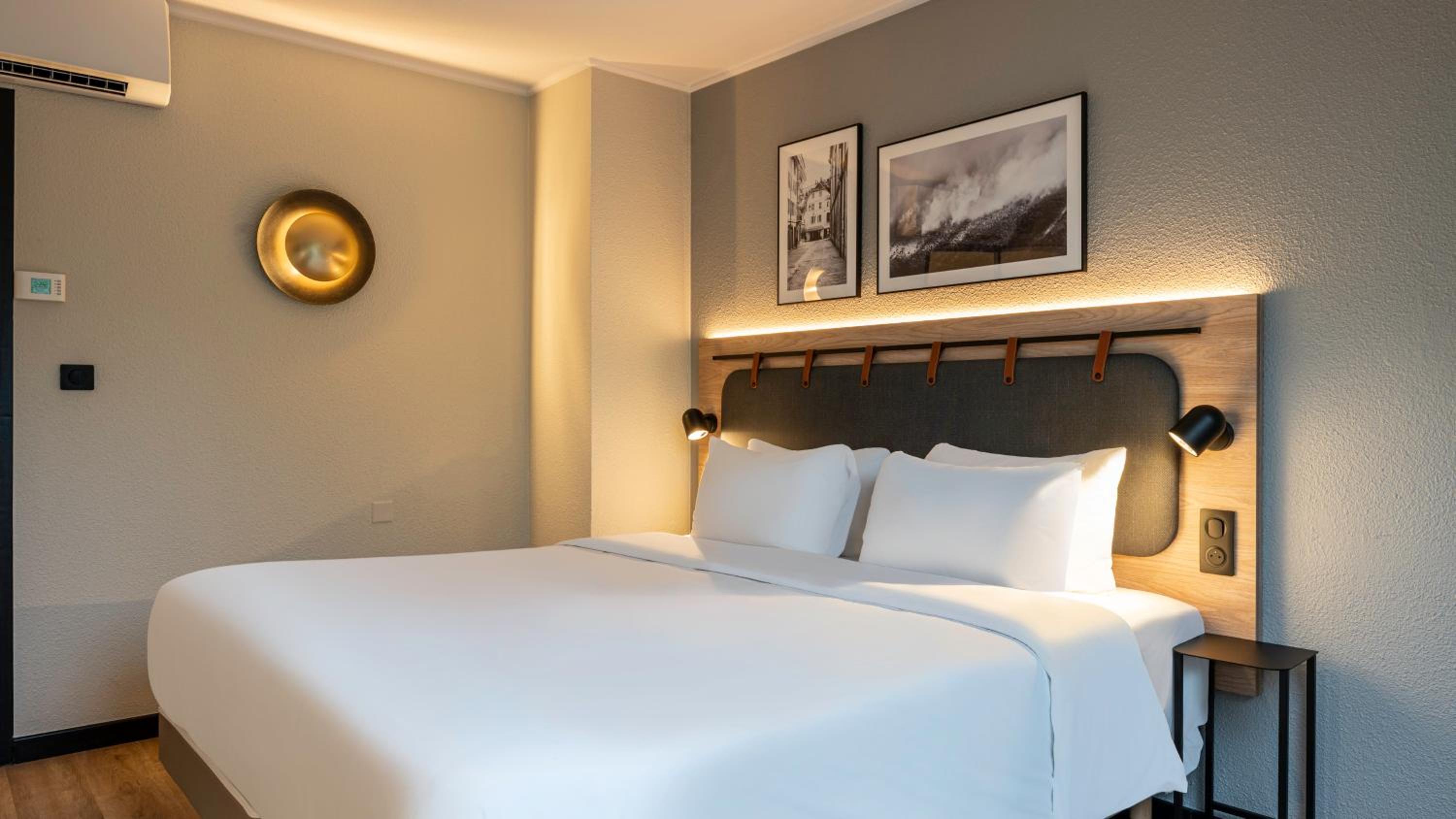 Superior Room - 1 King Bed 1 Sofa Bed - Photo 4