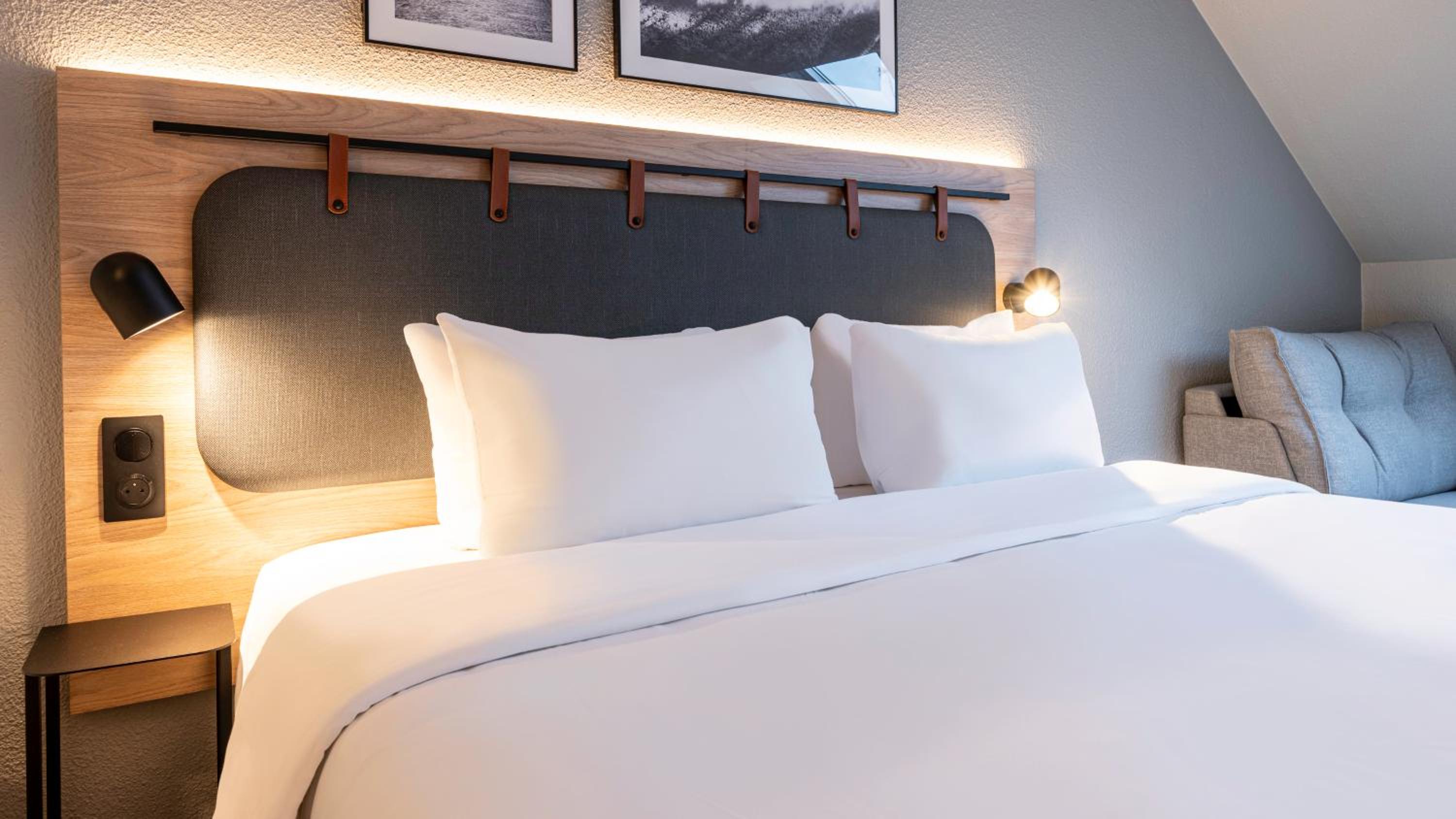 Superior Room - 1 King Bed 1 Sofa Bed - Photo 3