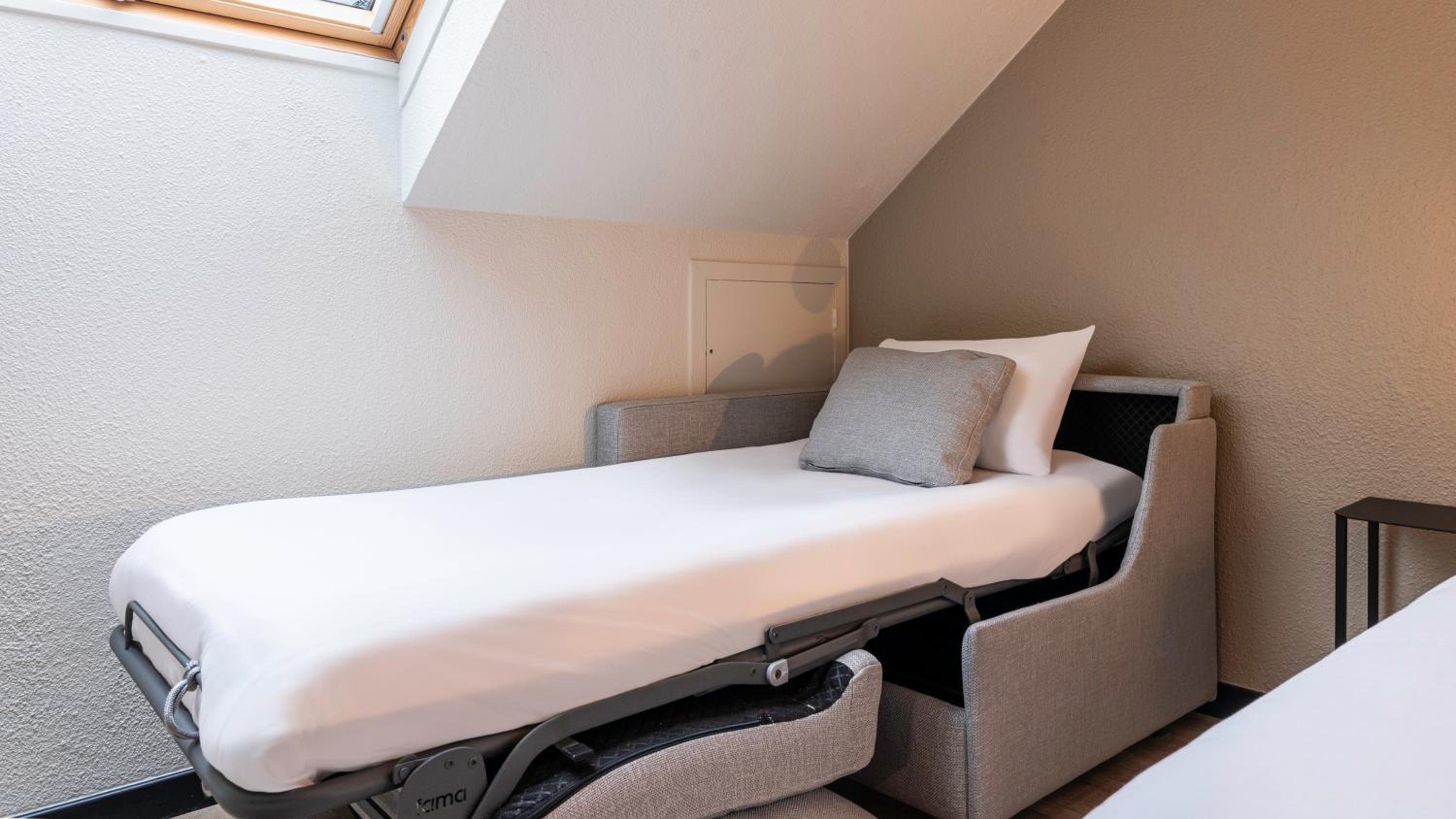 Standard Room - 1 King Bed 1 Sofa Bed - Photo 5