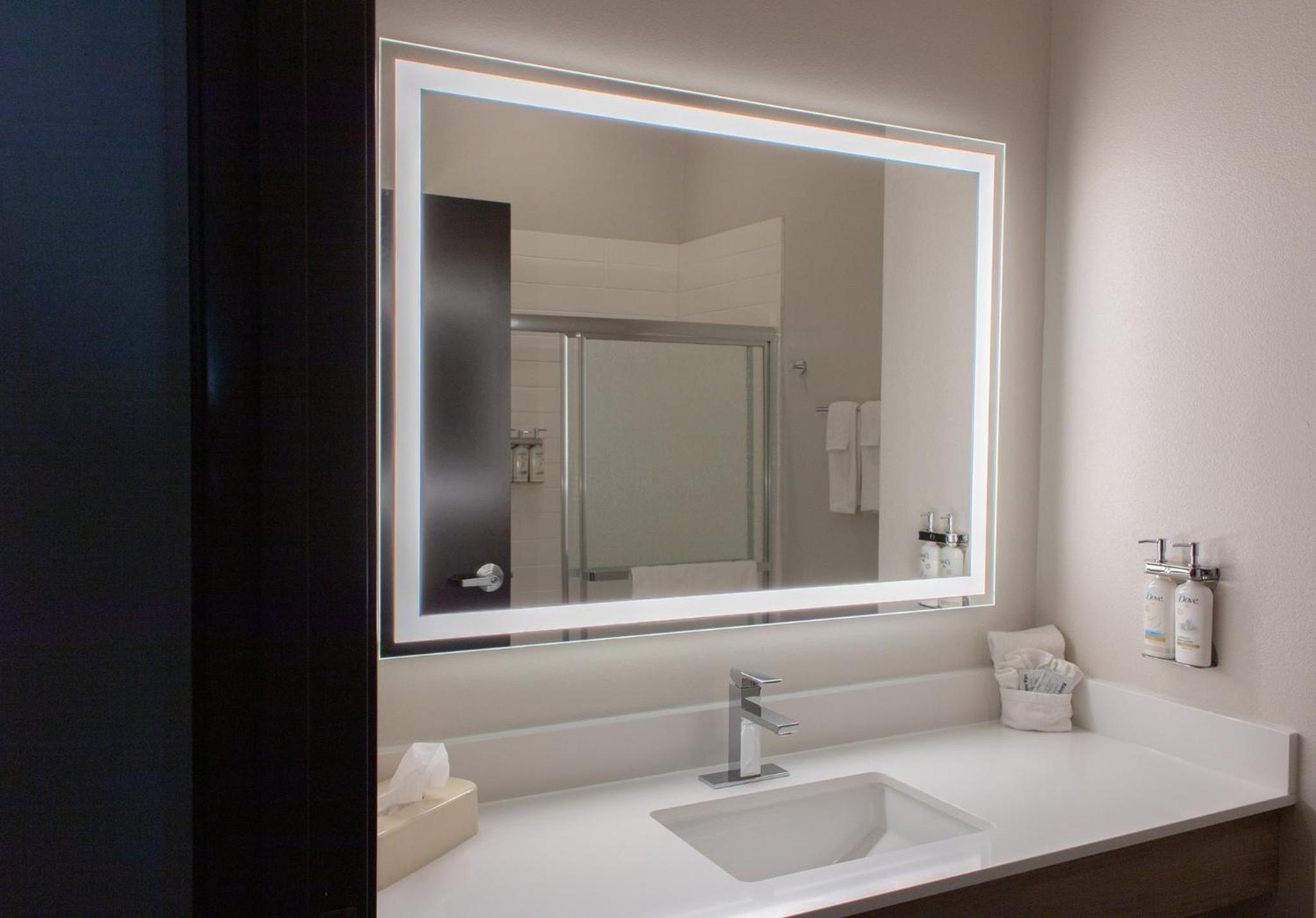 Standard Queen Room with Two Queen Beds - Communications Accessible photo 2