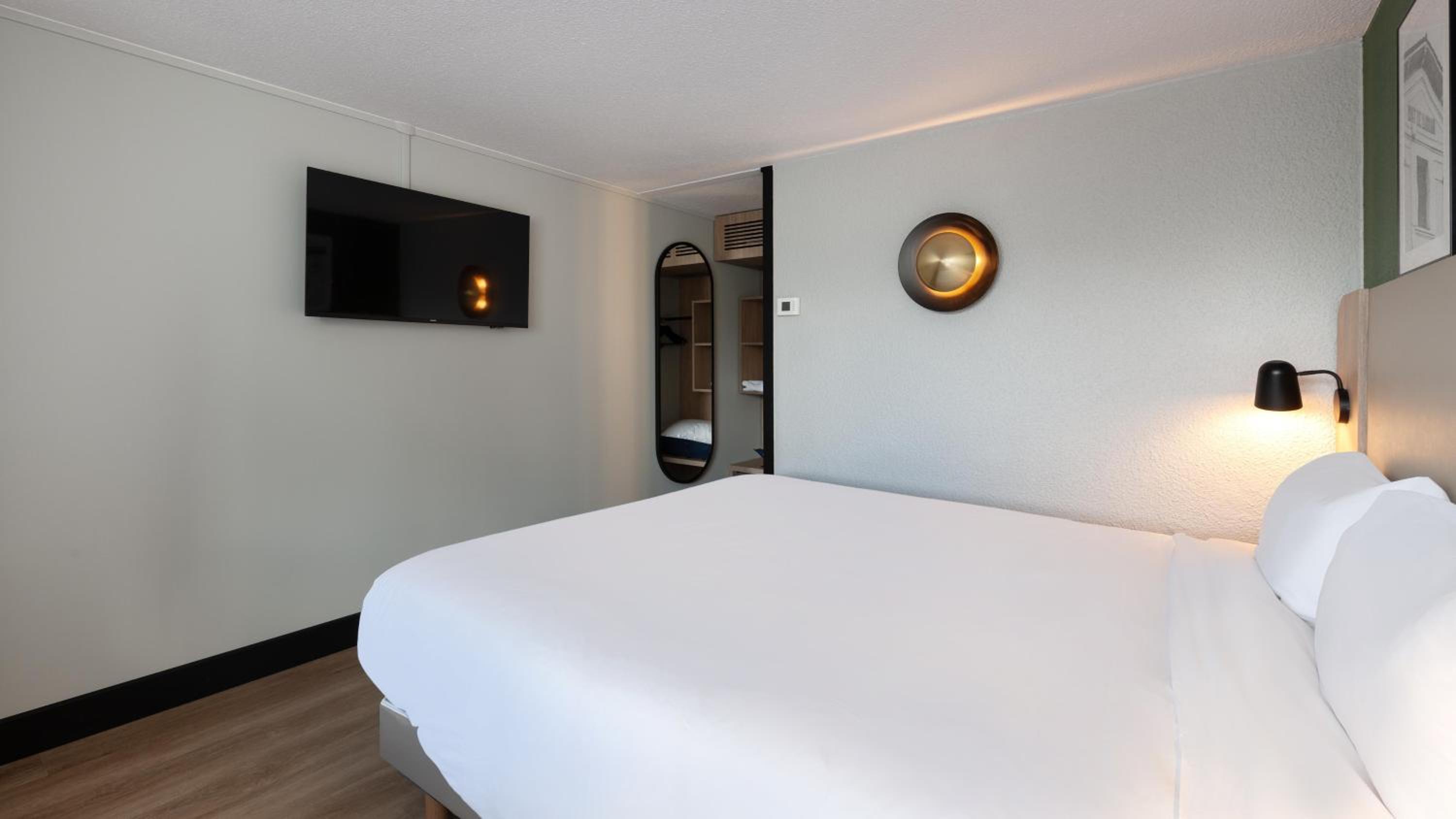 Standard Room - 1 Queen Bed - Photo 5