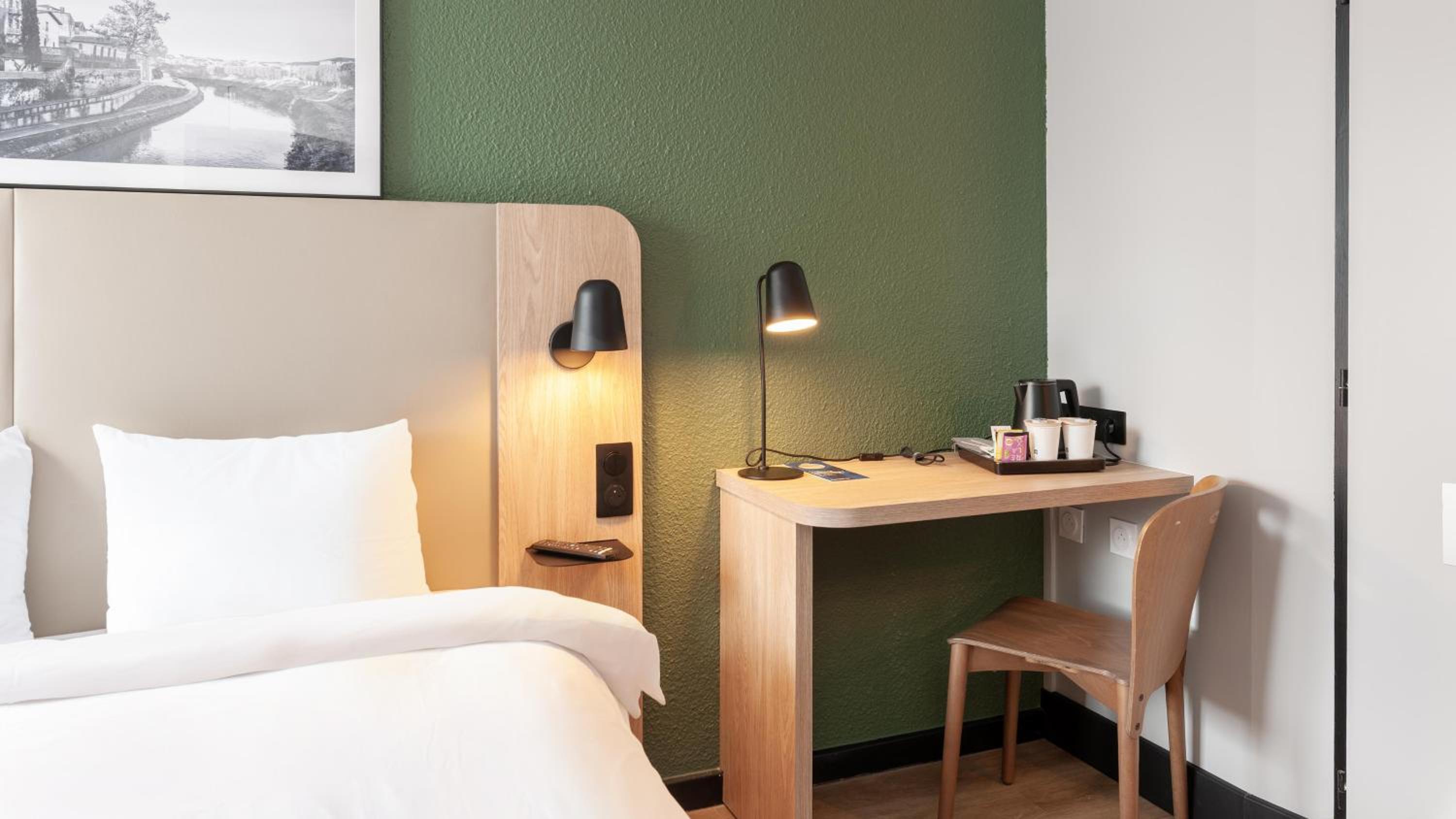 Standard Room - 1 Queen Bed - Photo 6
