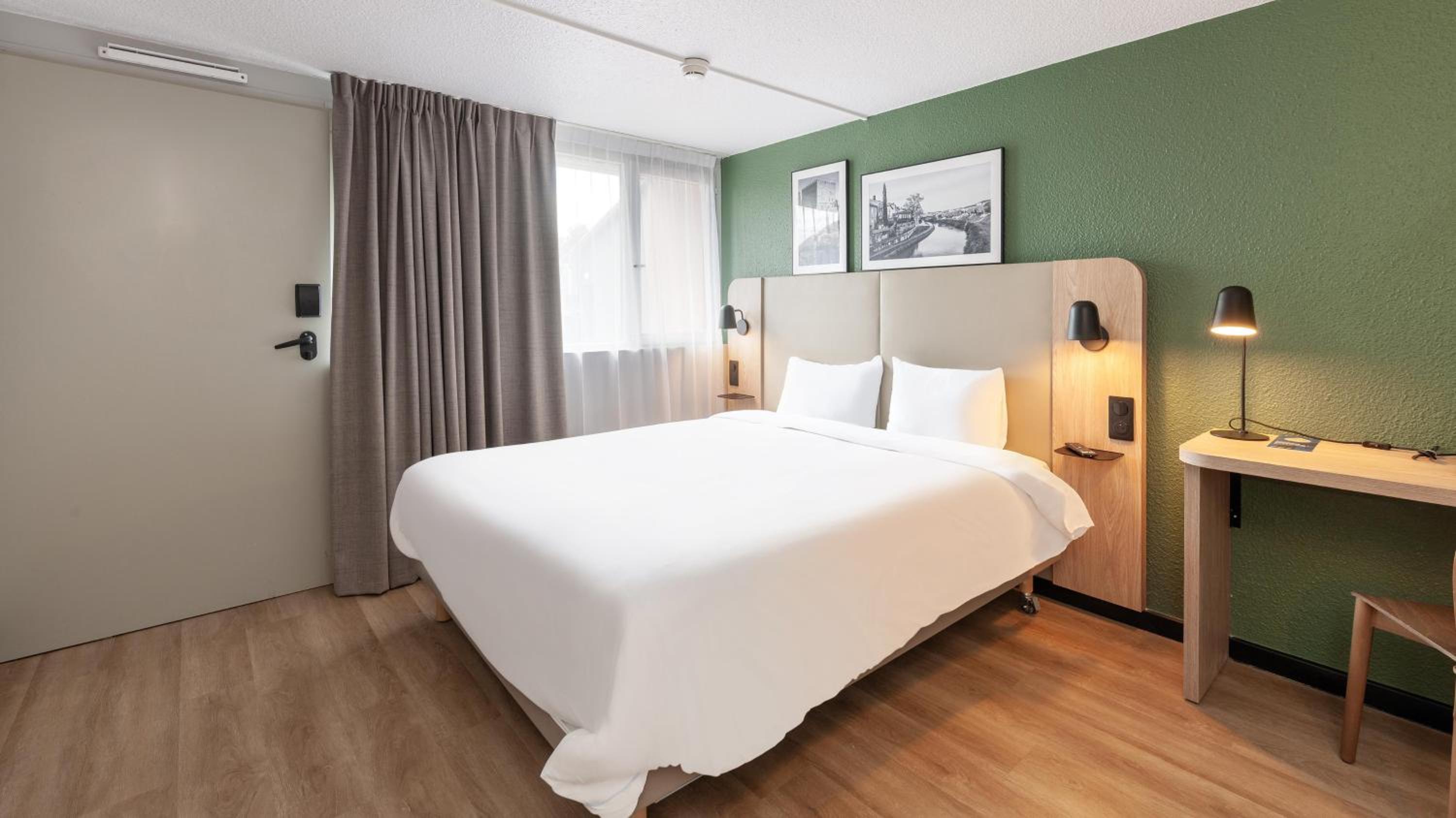 Standard Room - 1 Queen Bed - Photo 3