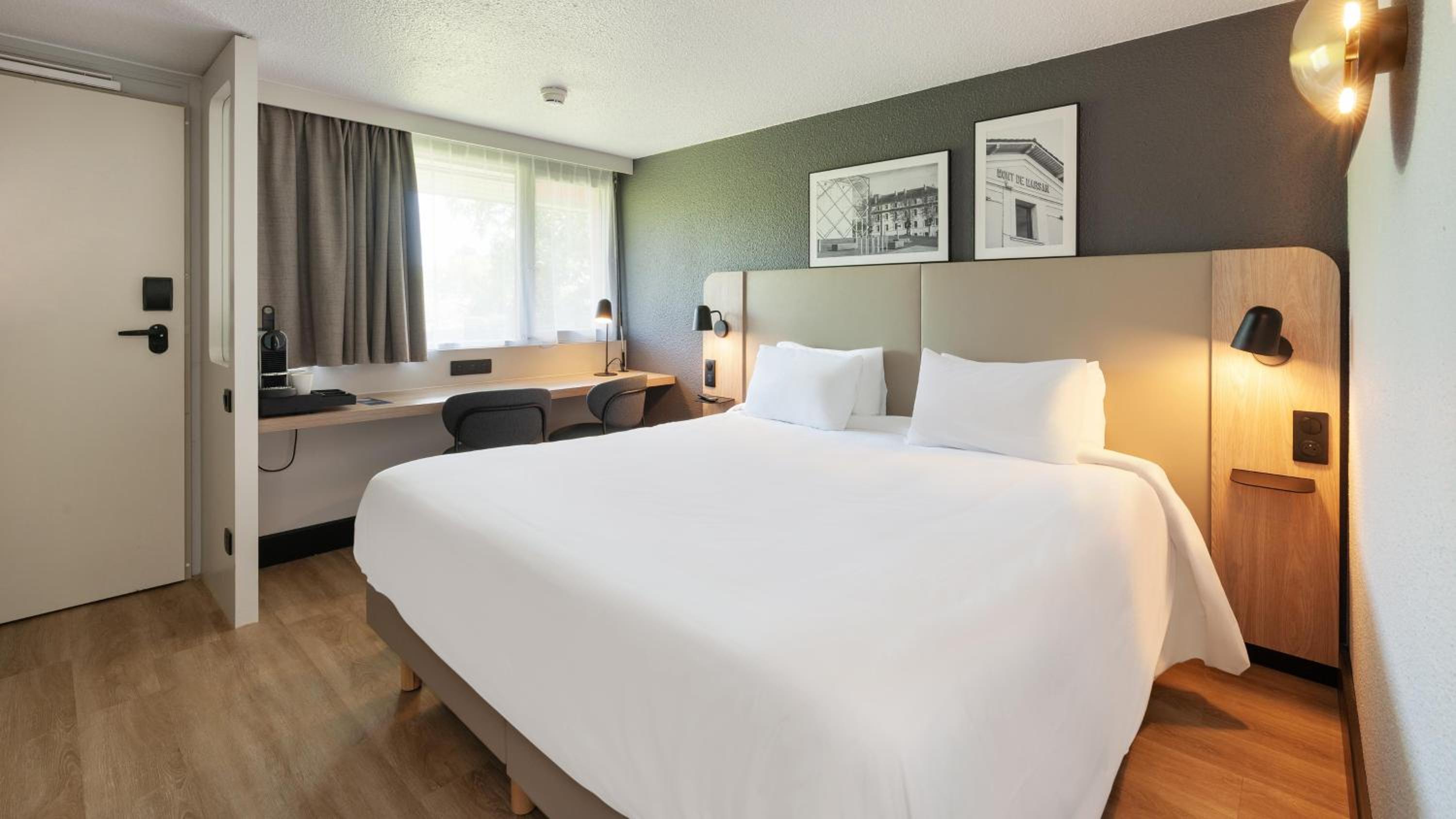 Superior Room - 1 King Bed - Photo 2