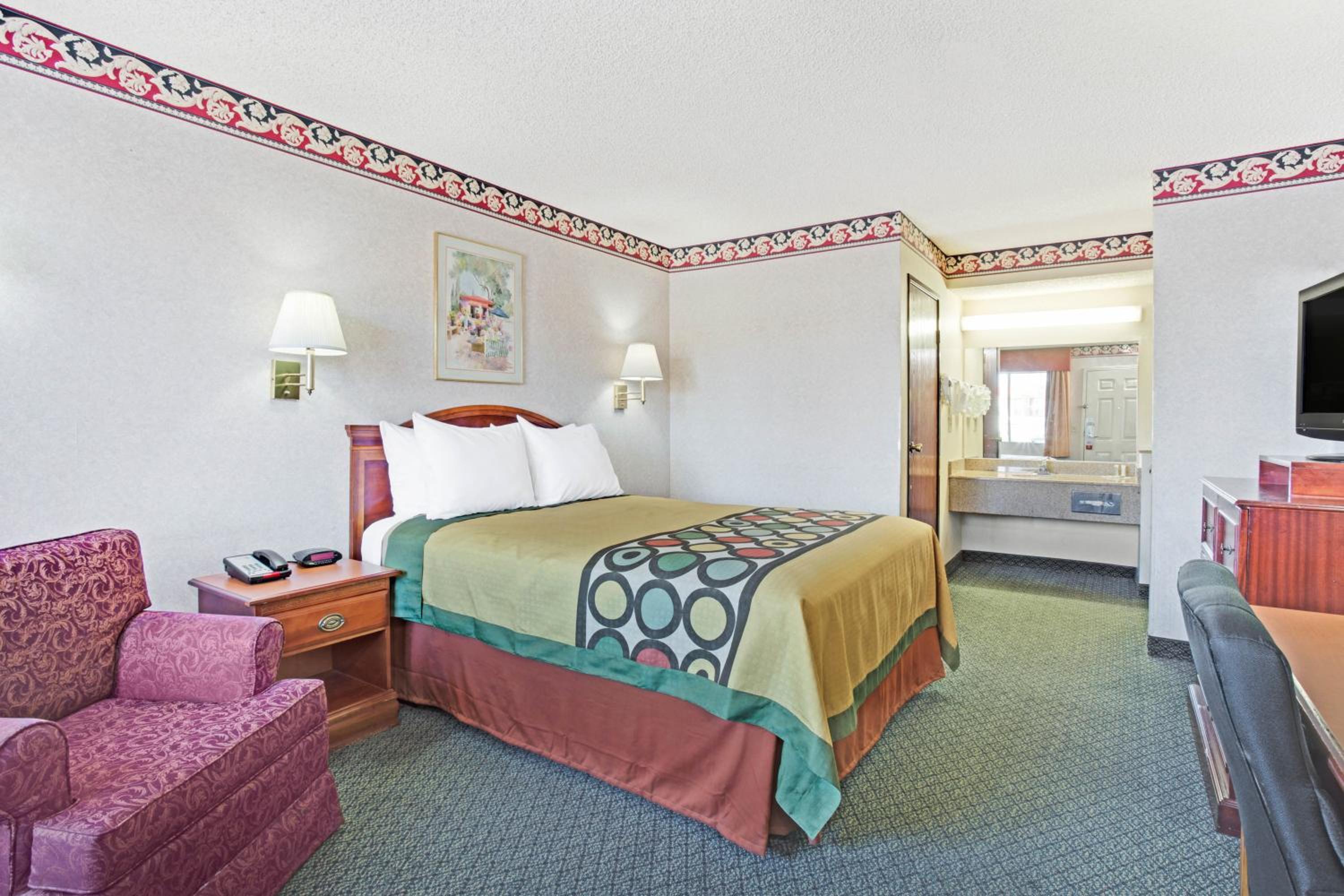 Queen Room - Non-Smoking - Photo 1