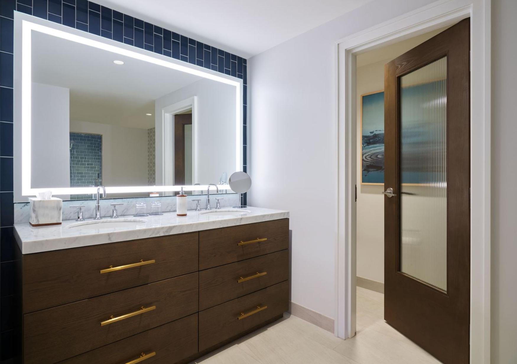 One-Bedroom Governors King Suite with Sofa Bed and Balcony