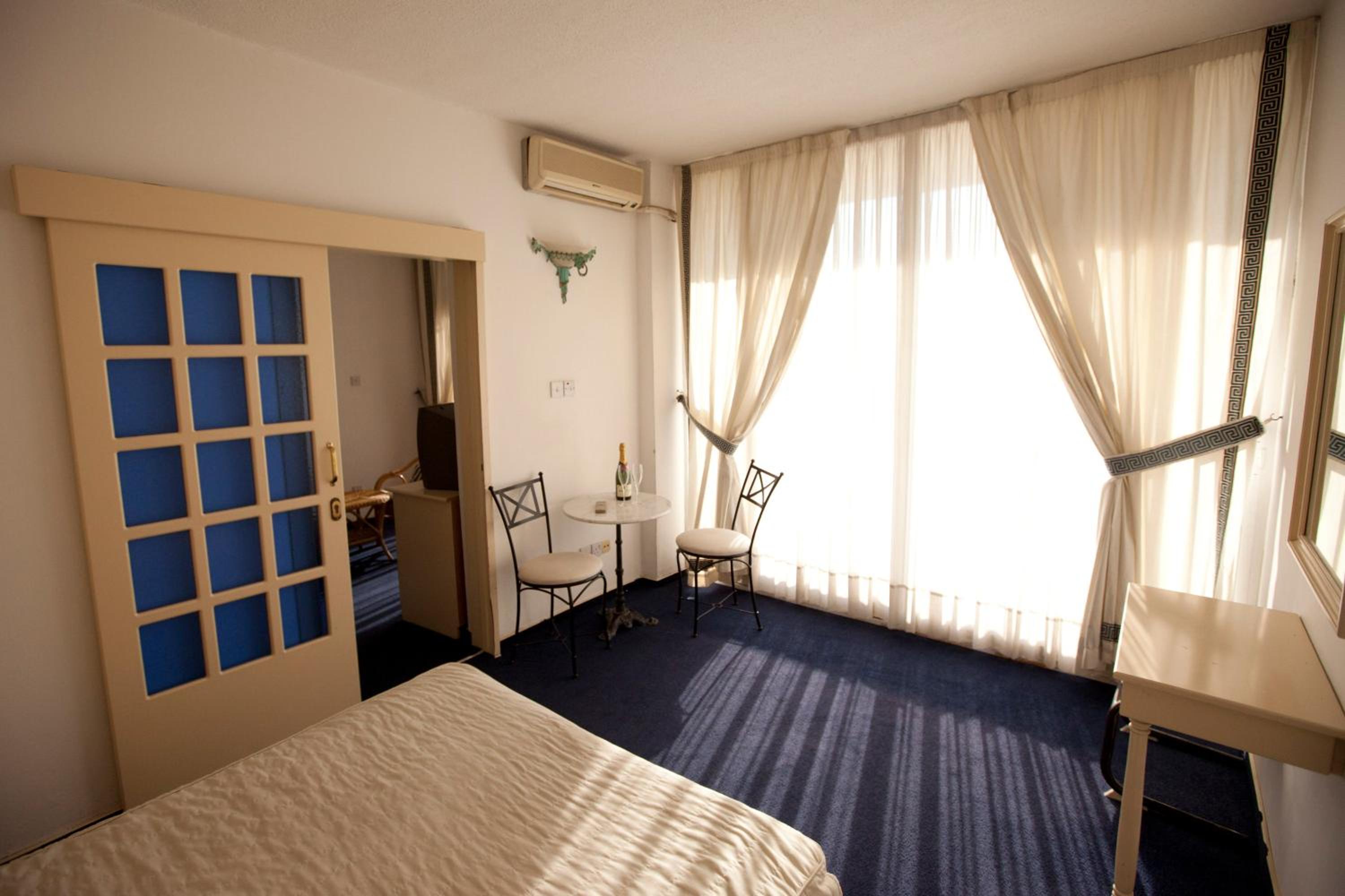 One-Bedroom Suite - Photo 2