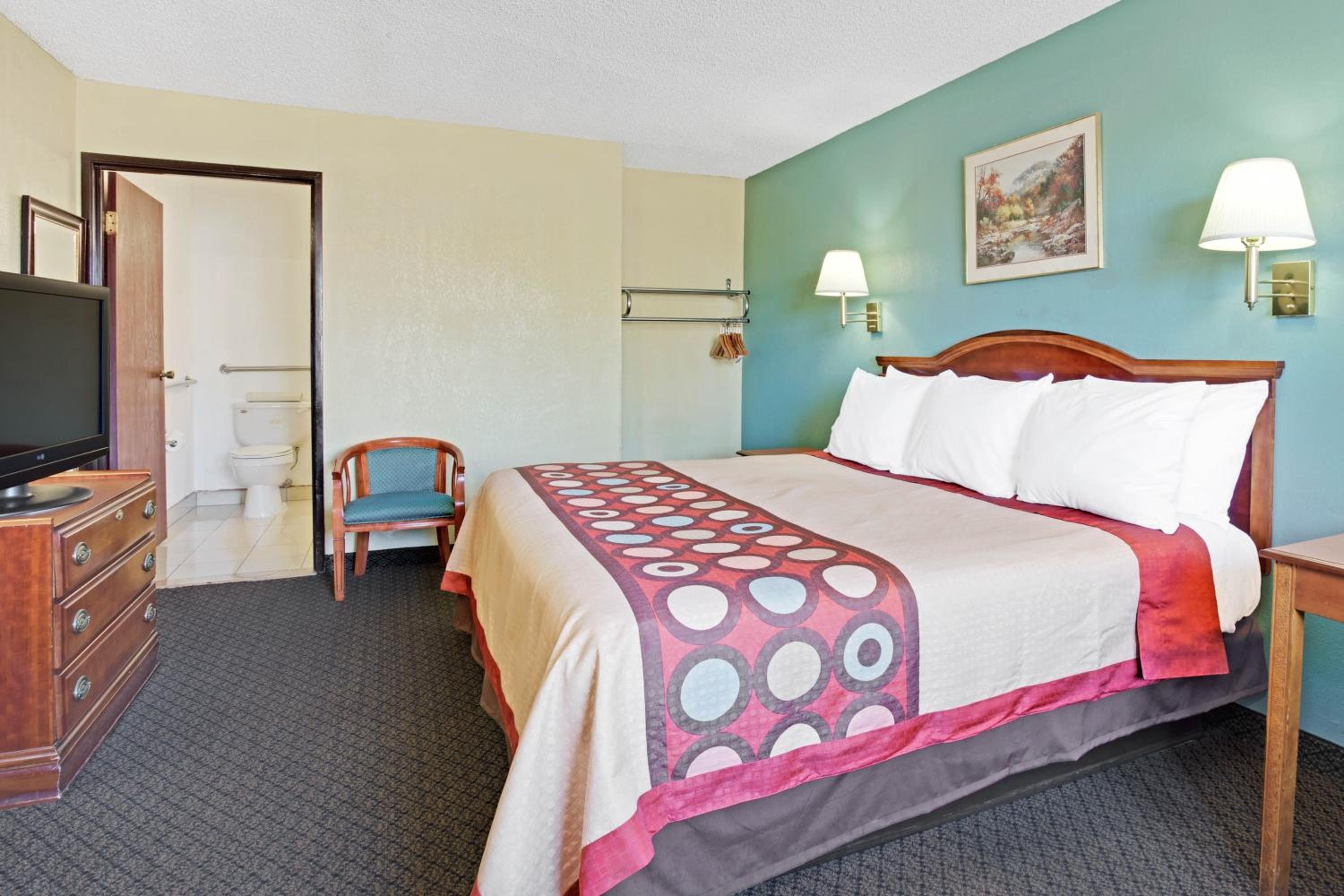 King Room - Disability Access - Non-Smoking - Photo 3