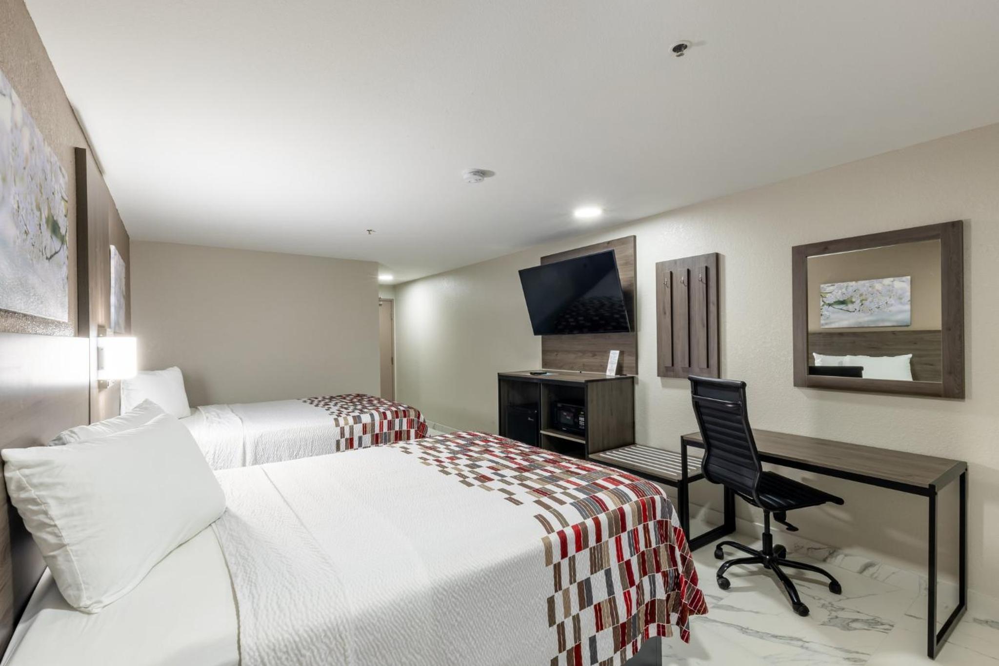 Deluxe Room with Two Queen Beds Disability Access Roll-In Shower Non-Smoking - Photo 3