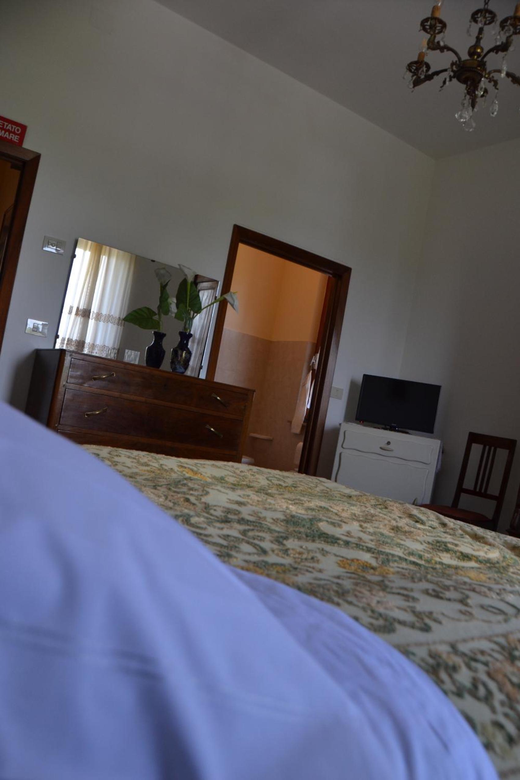 Classic Double Room with Balcony - Photo 4