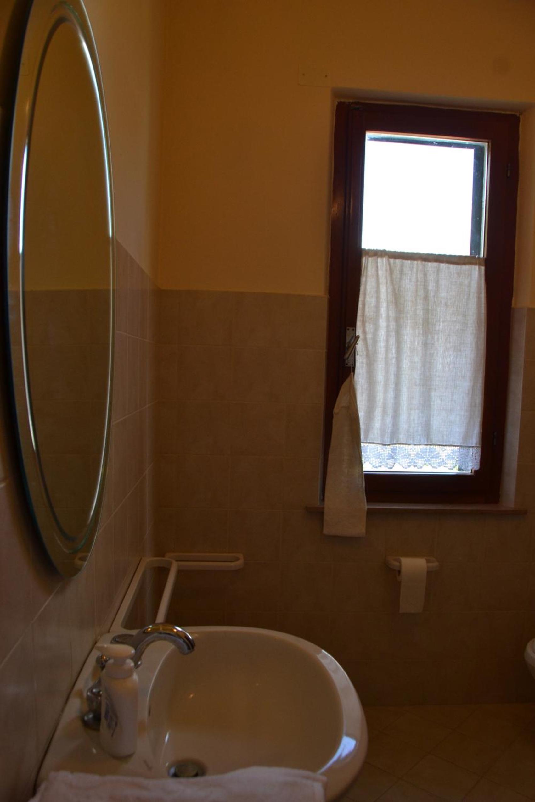 Classic Double Room with Balcony - Photo 3