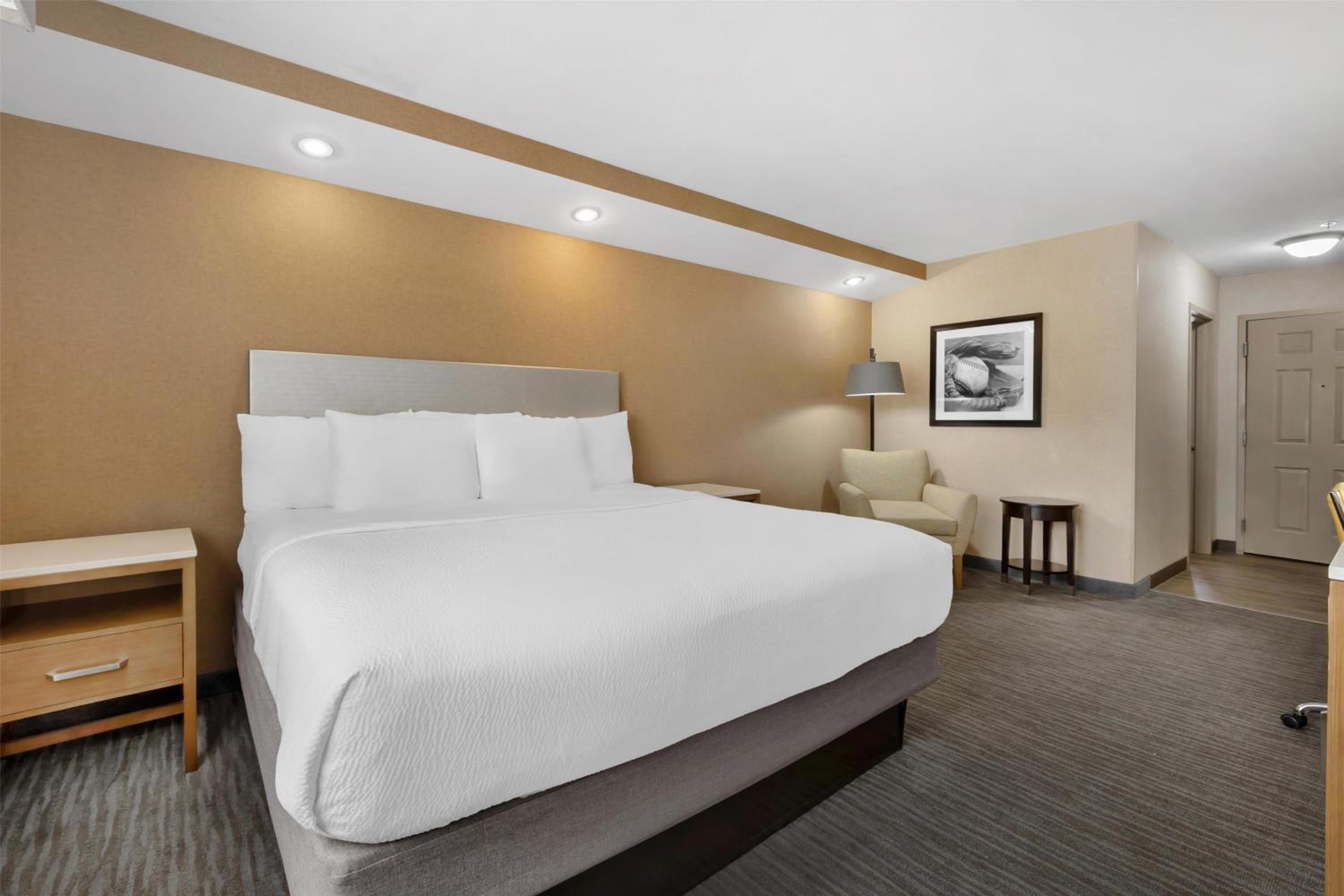 King Room with Bath Tub - Mobility Accessible/Non-Smoking