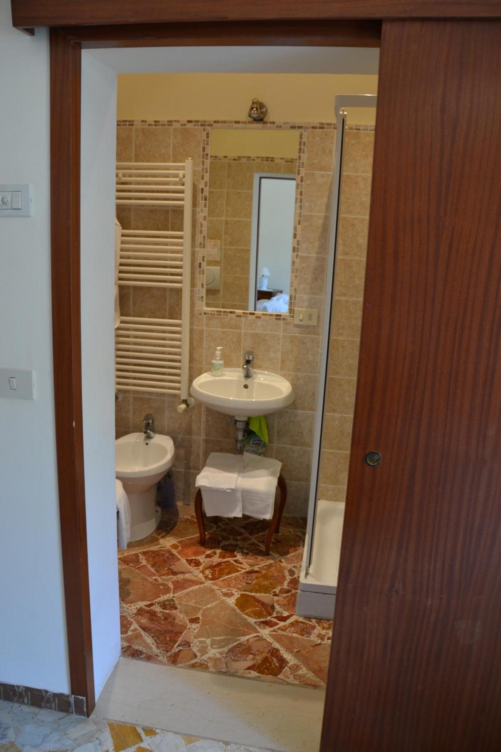 Double Room - Photo 7