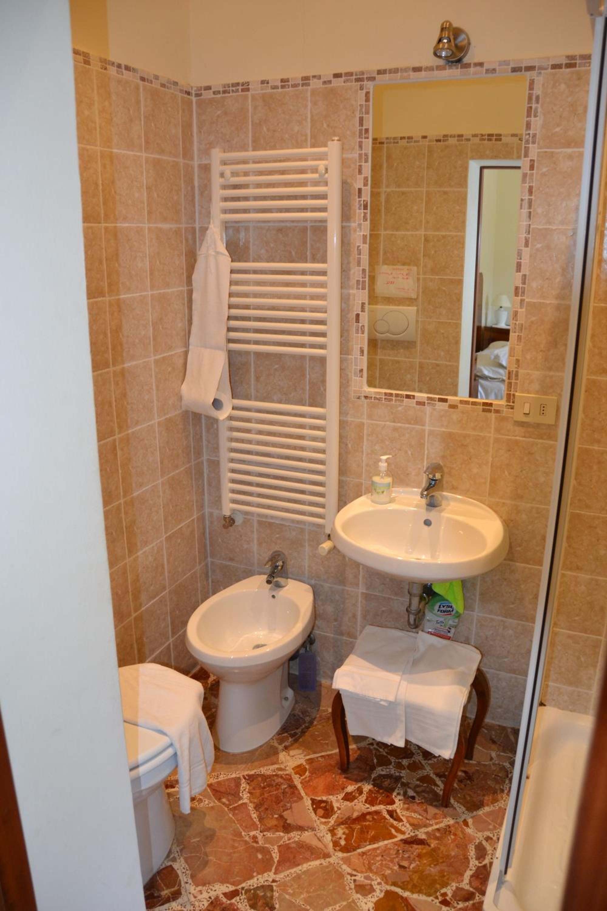 Double Room - Photo 6