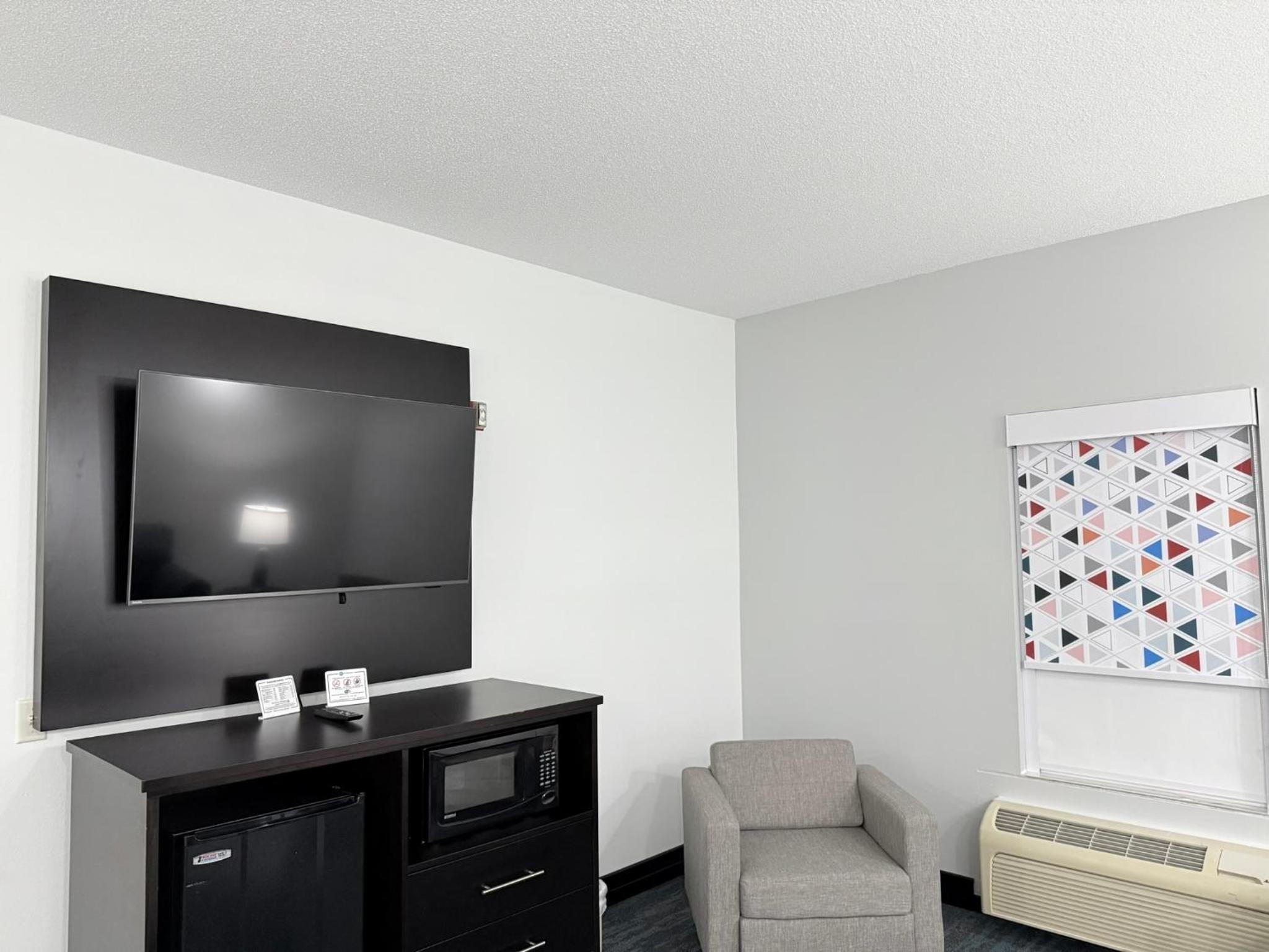 One-Bedroom King Suite with Sofa Bed - Photo 3
