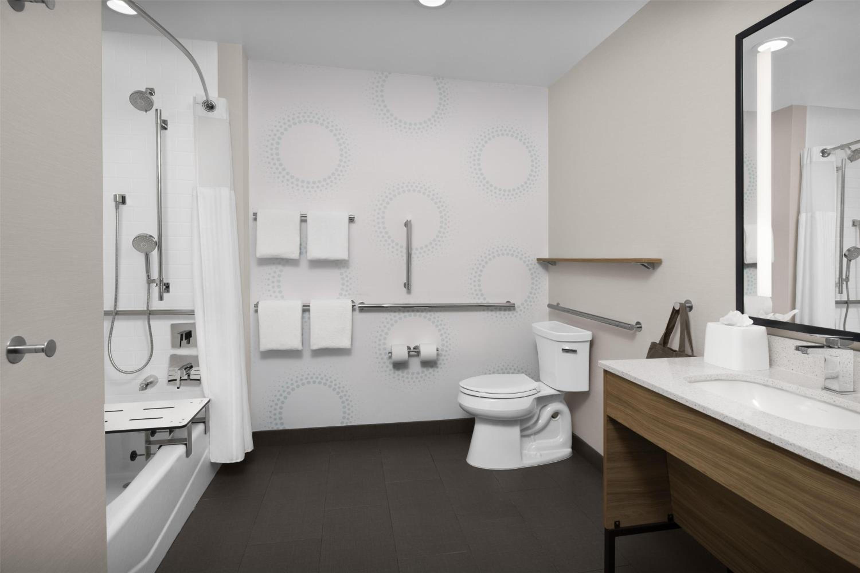 King Room with Bath Tub - Mobility Access - Photo 3