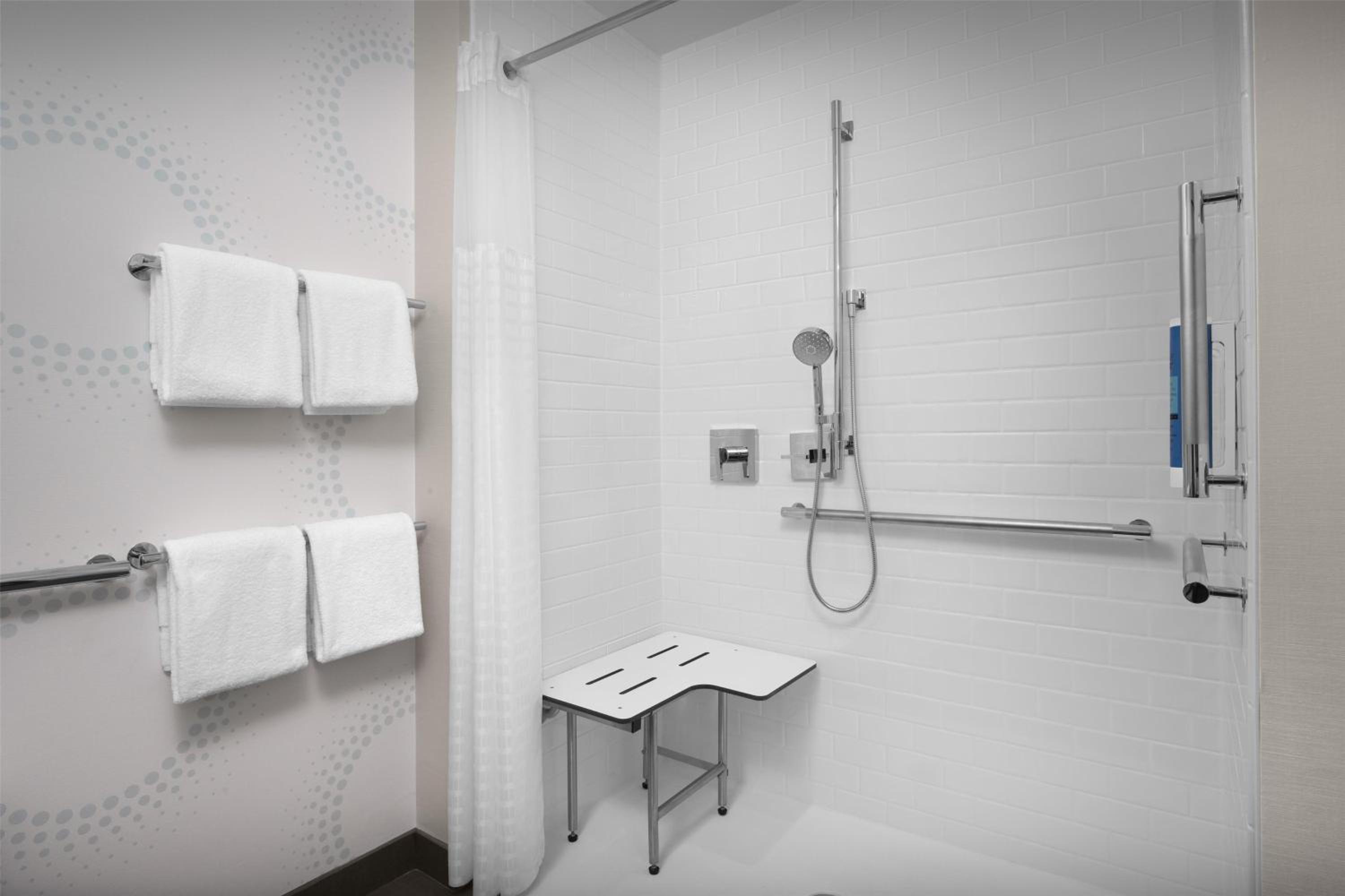 Queen Room with Two Queen Beds and Roll-In Shower - Mobility Access - Photo 3