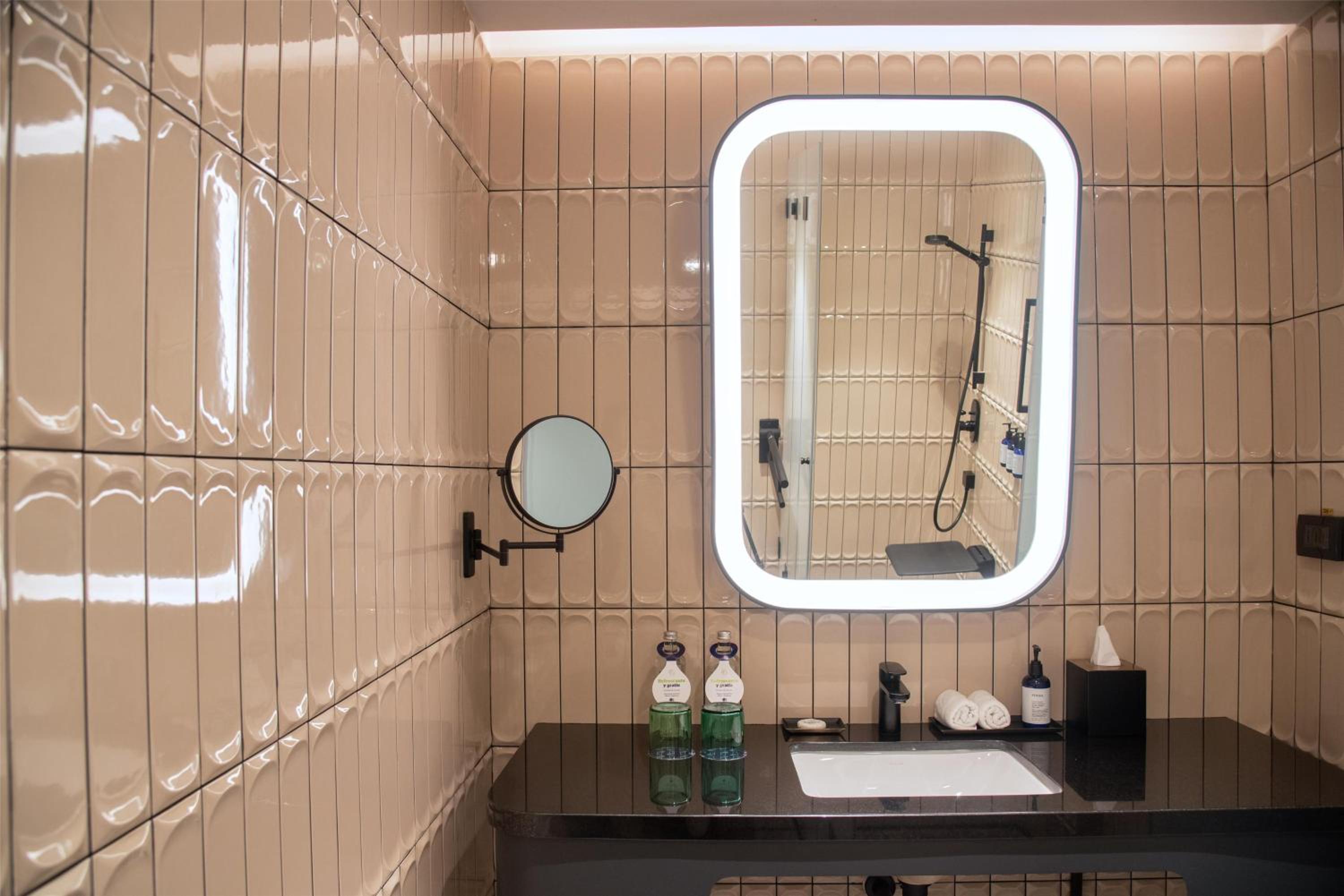 King Room with Roll-In Shower - Mobility/Hearing Accessible - Photo 3