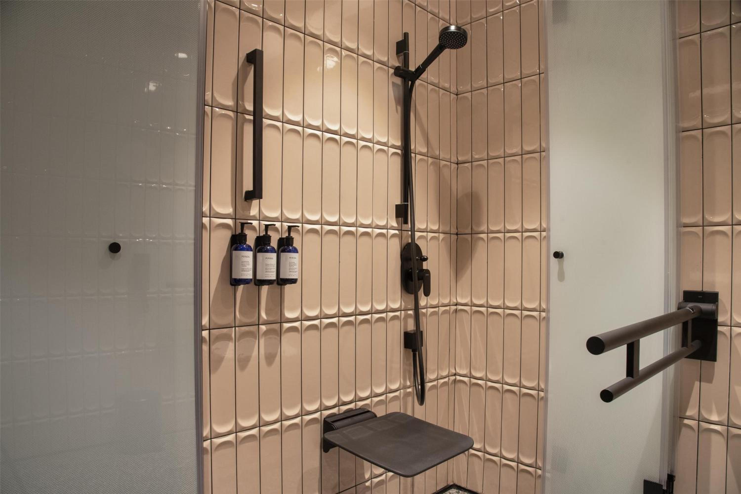 King Room with Roll-In Shower - Mobility/Hearing Accessible - Photo 4
