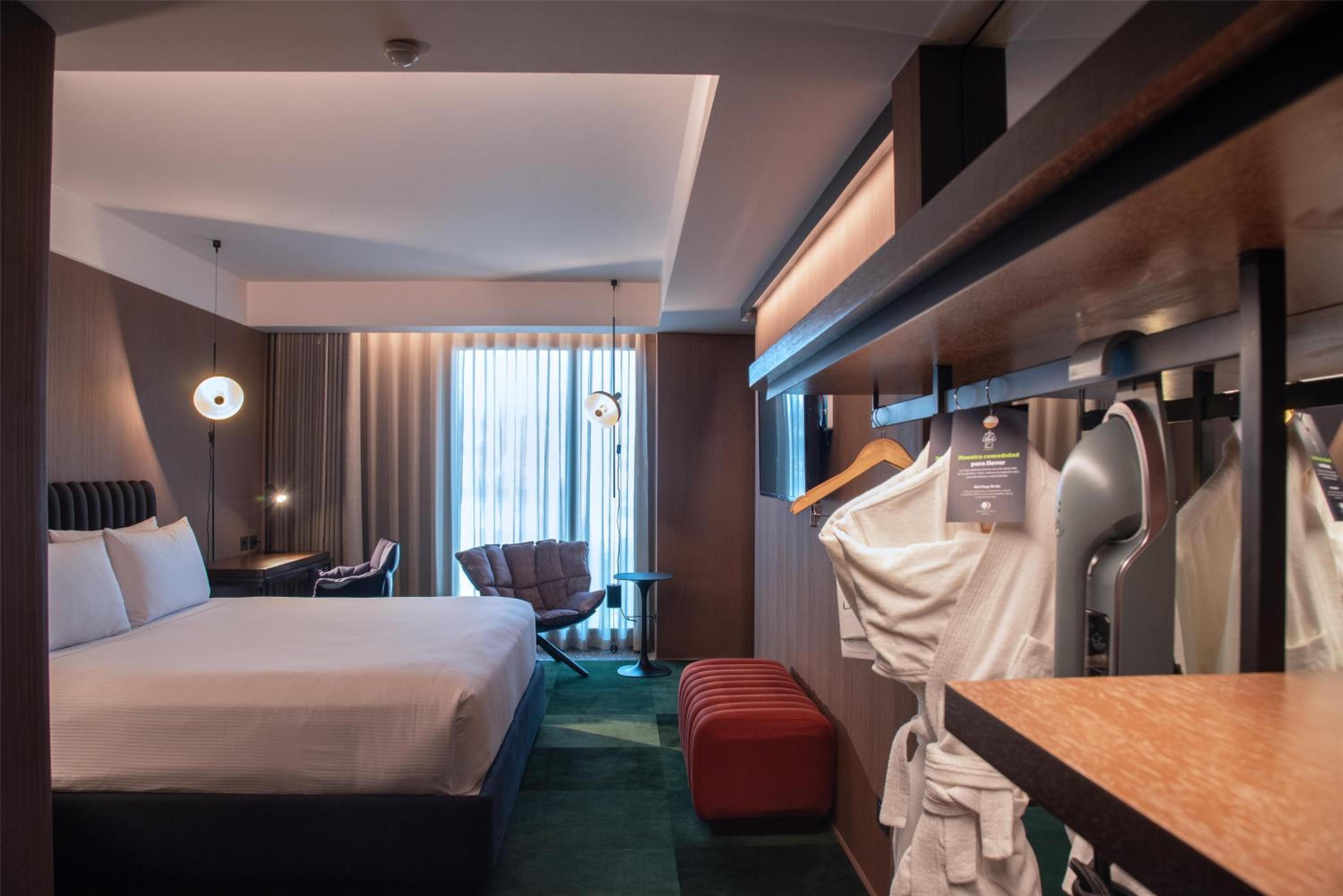King Room with Roll-In Shower - Mobility/Hearing Accessible - Photo 5