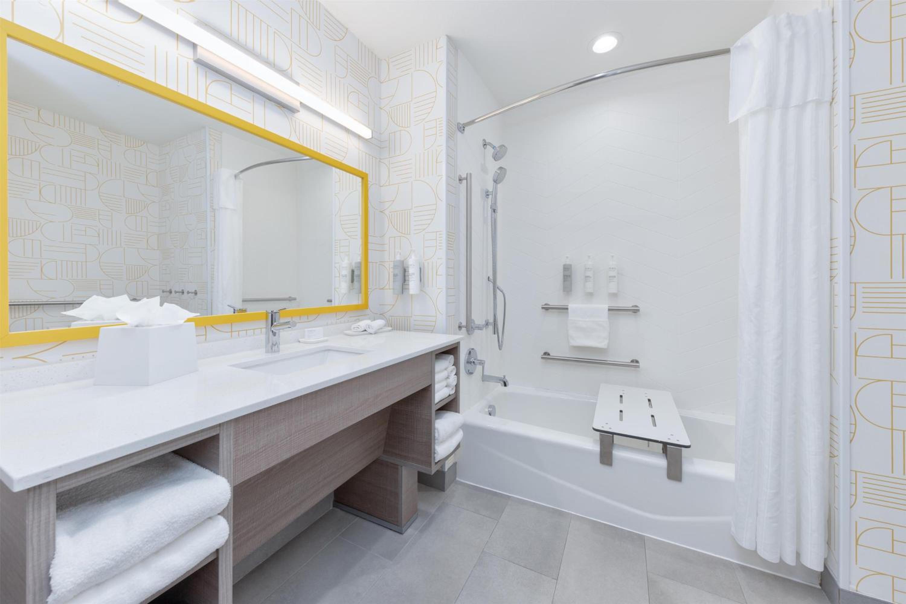 King Studio Suite with Accessible Tub - Mobility Access - Photo 2