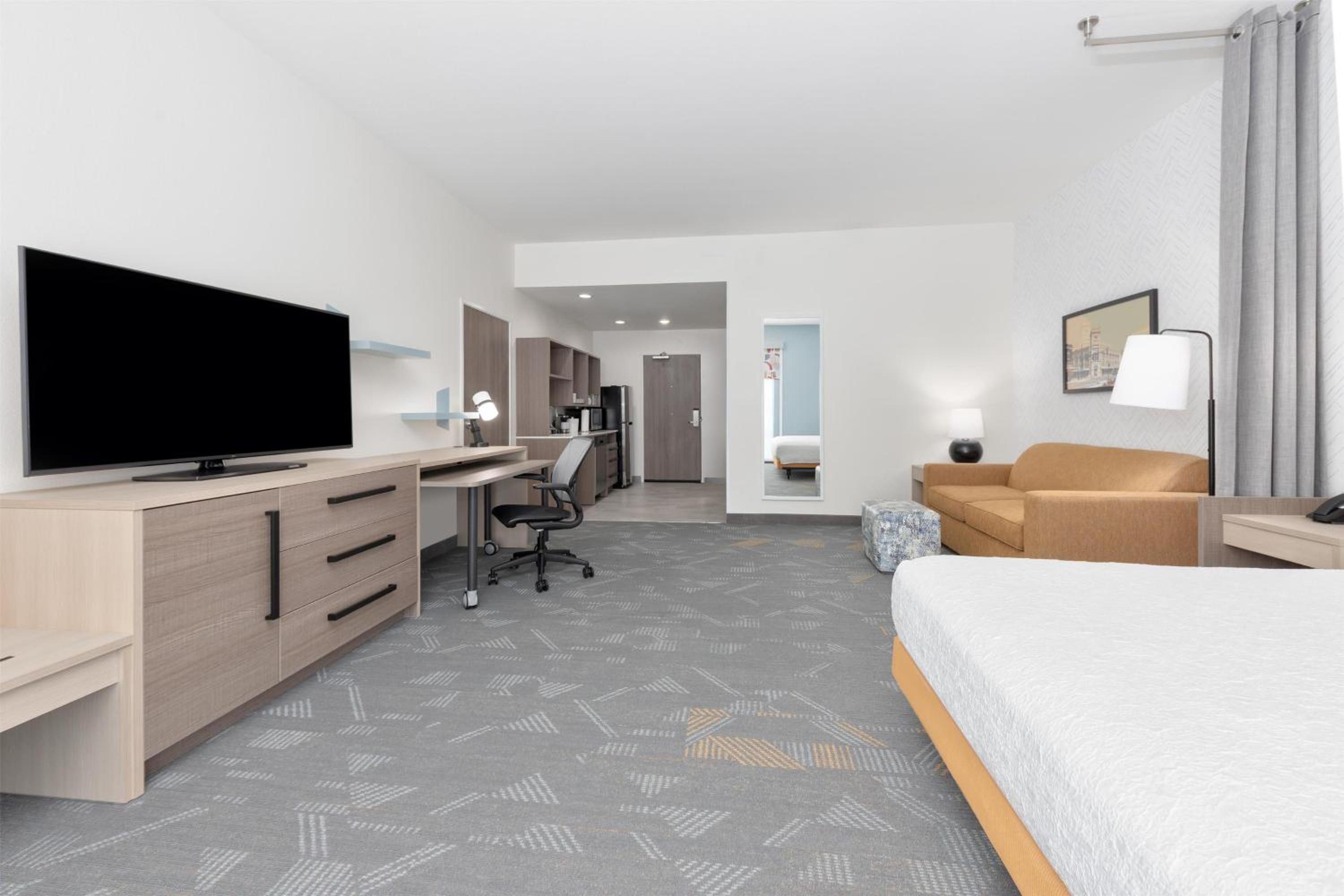 King Studio Suite with Accessible Tub - Mobility Access - Photo 3