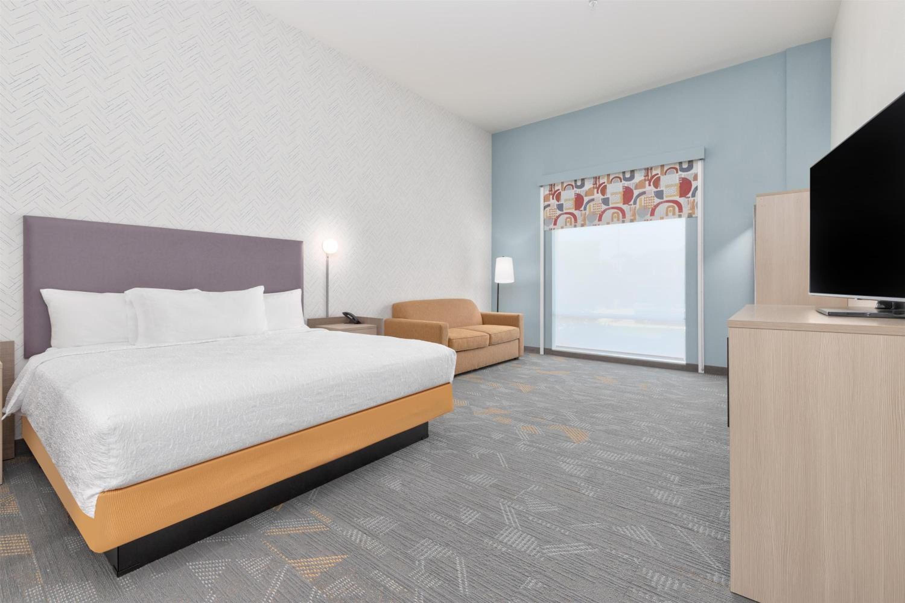 One-Bedroom King Suite - Photo 2
