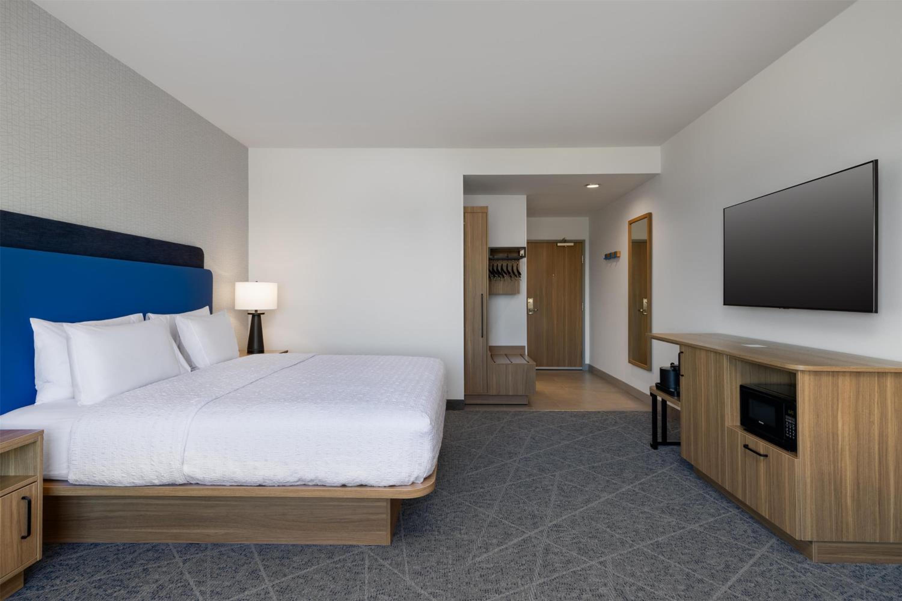 King Room with Microwave and Fridge - Photo 1