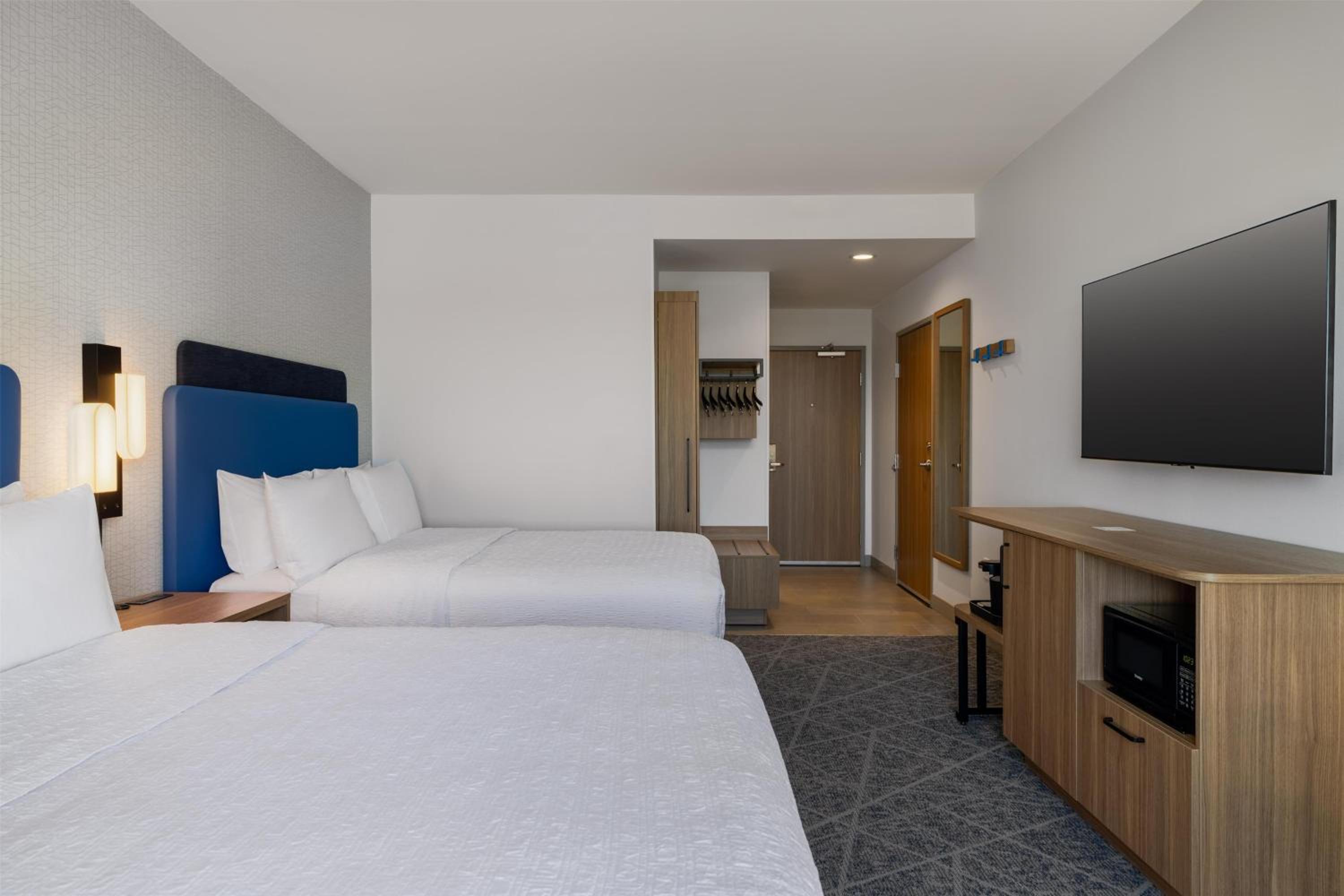 Queen Room With Two Queen Beds - Photo 1