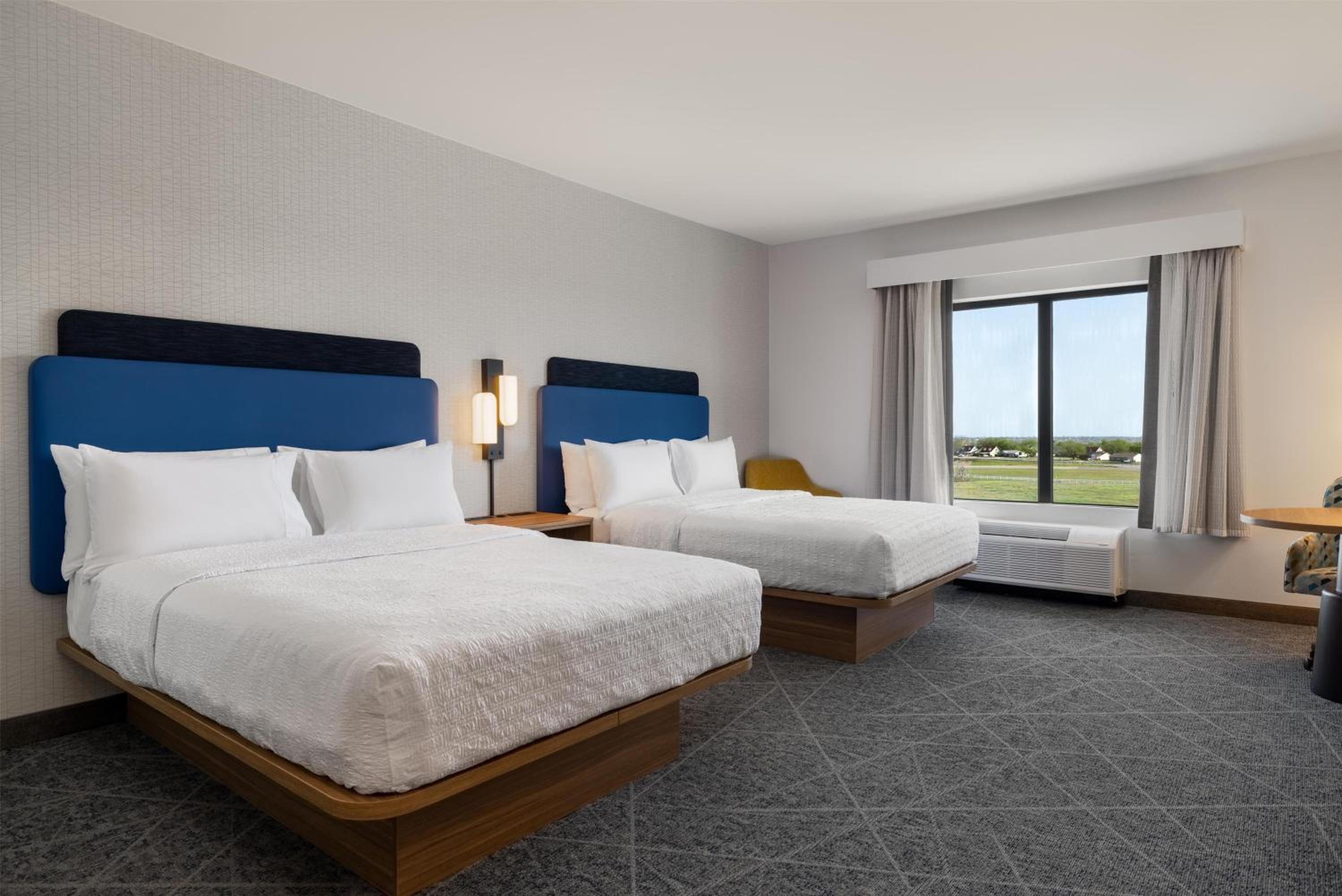 Queen Room With Two Queen Beds - Photo 2