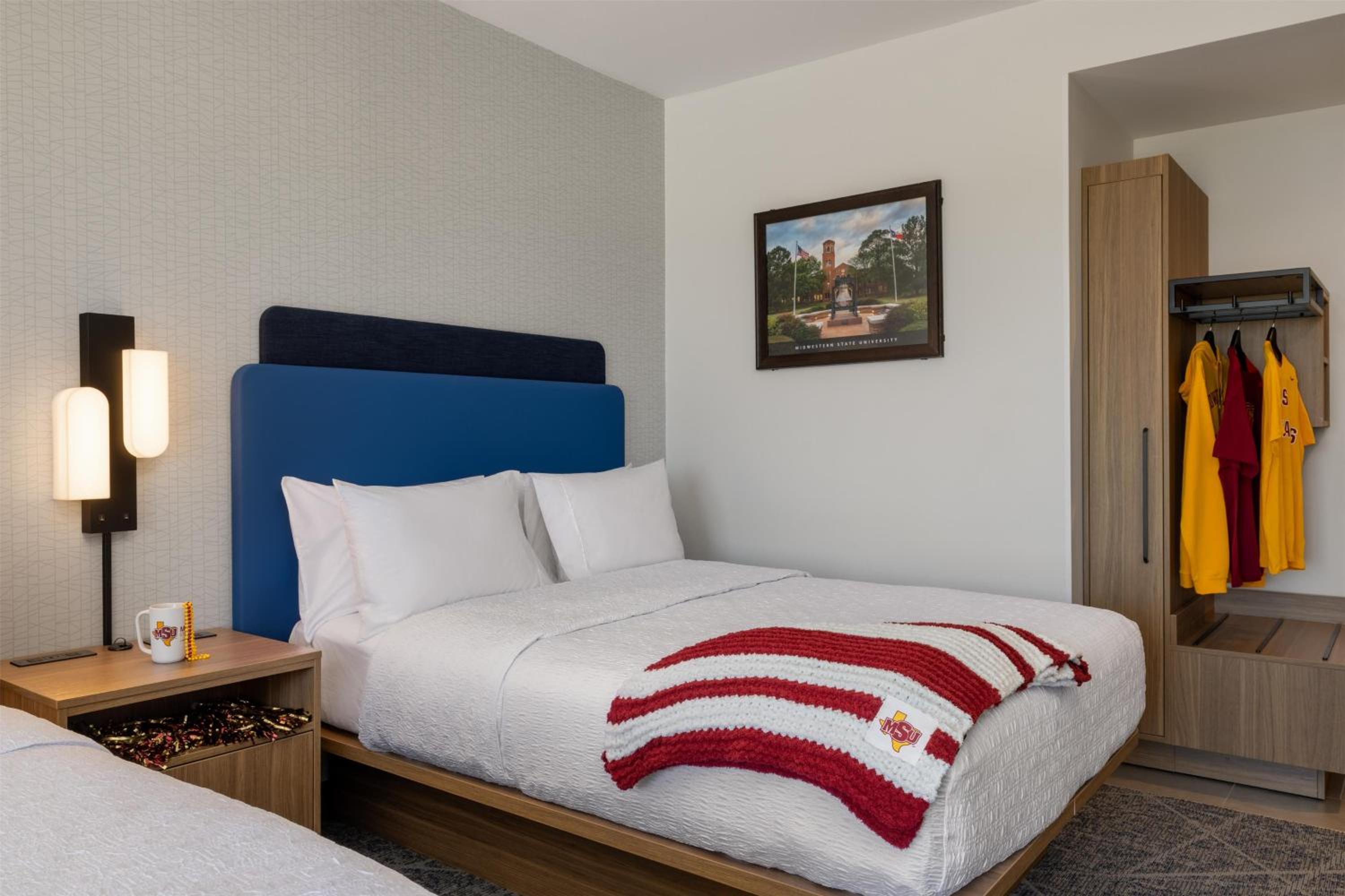 Queen Room With Two Queen Beds - Photo 4