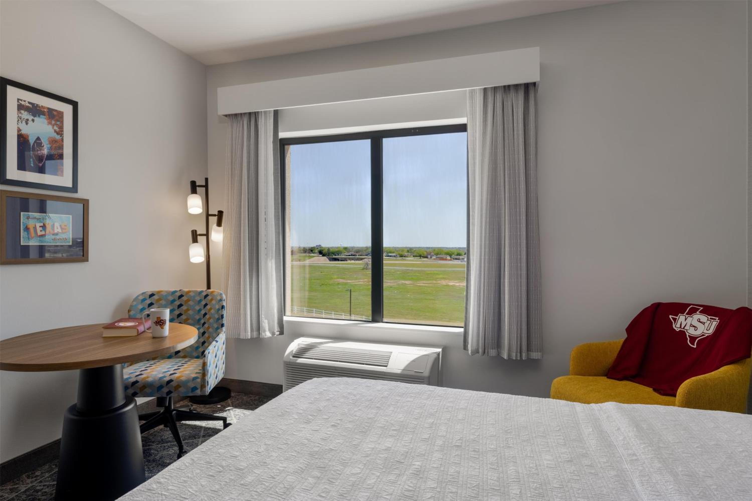 King Room with Microwave and Fridge - Photo 7
