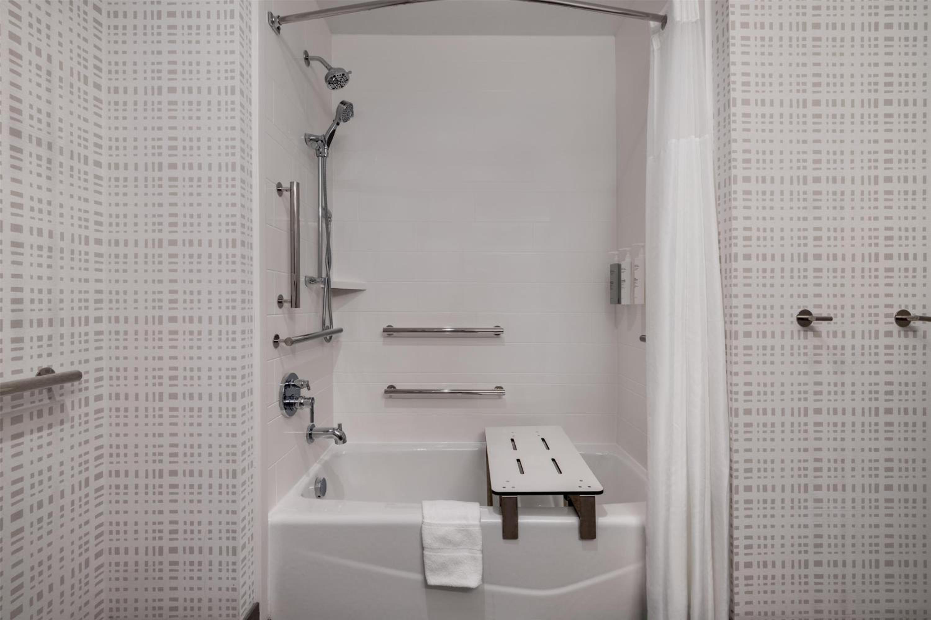 Queen Room with Two Queen Beds and Bath Tub - Mobility Access - Photo 6