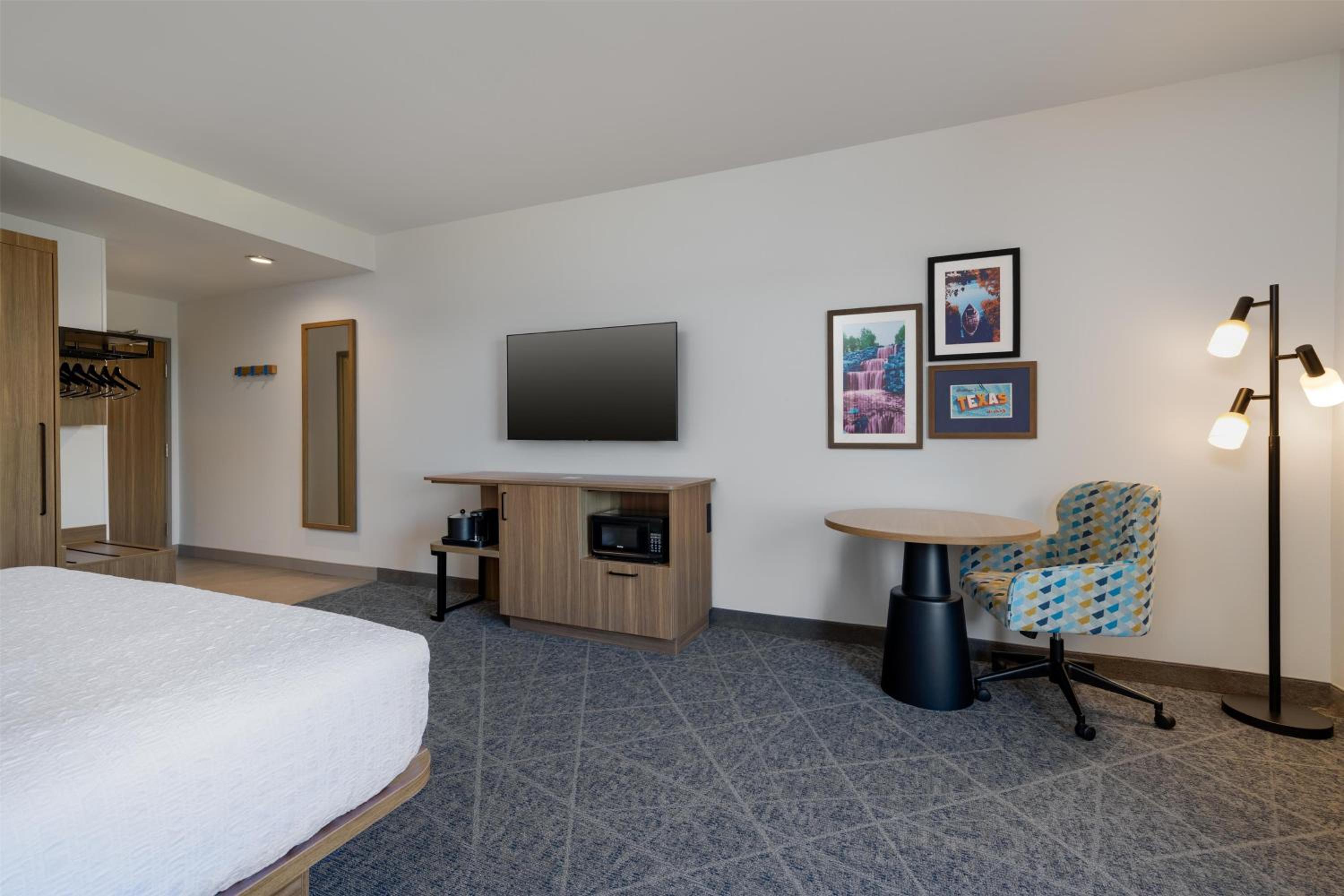 King Room with Microwave and Fridge - Photo 2