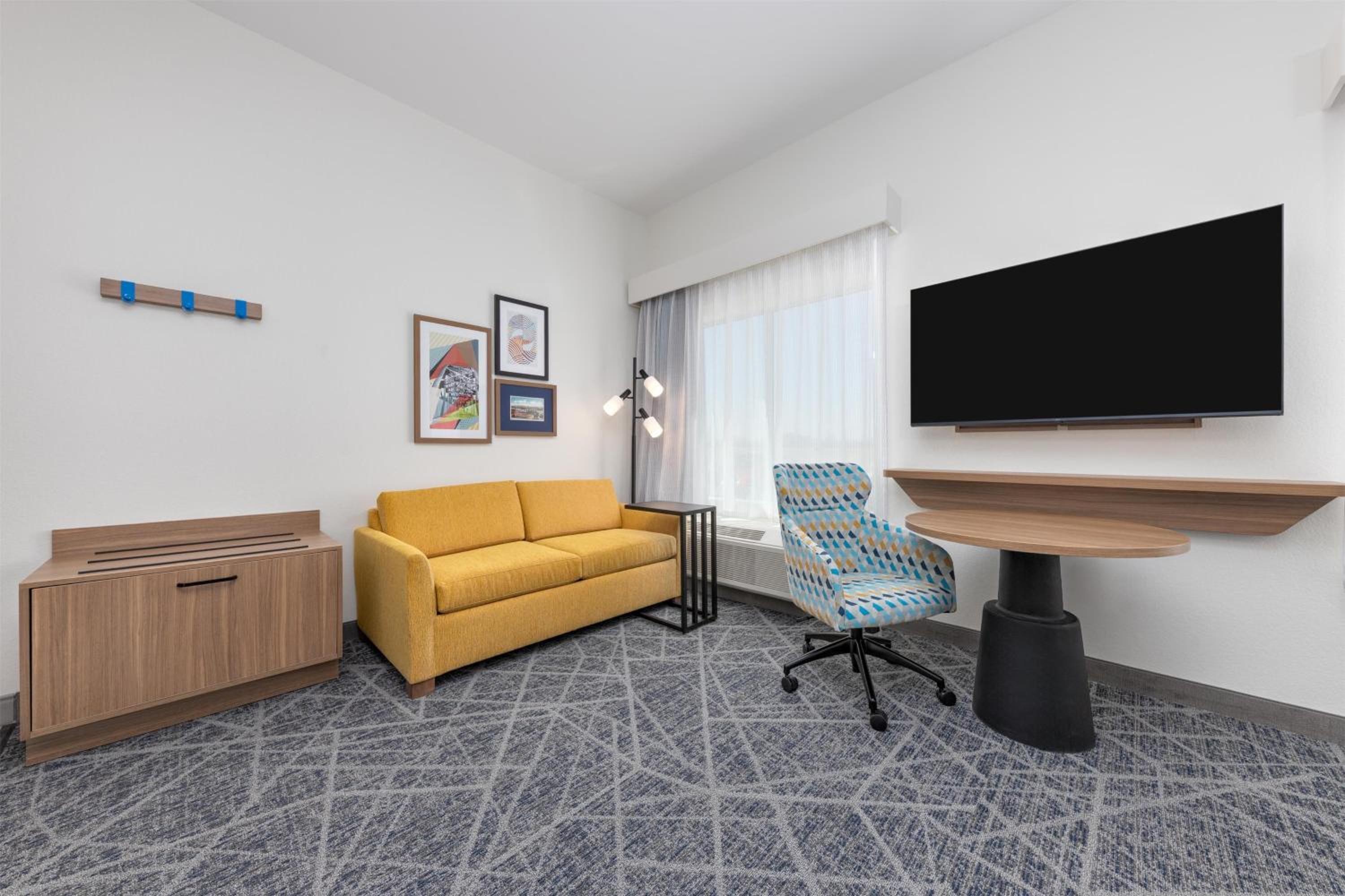 King Studio Suite with Wet Bar - Photo 6