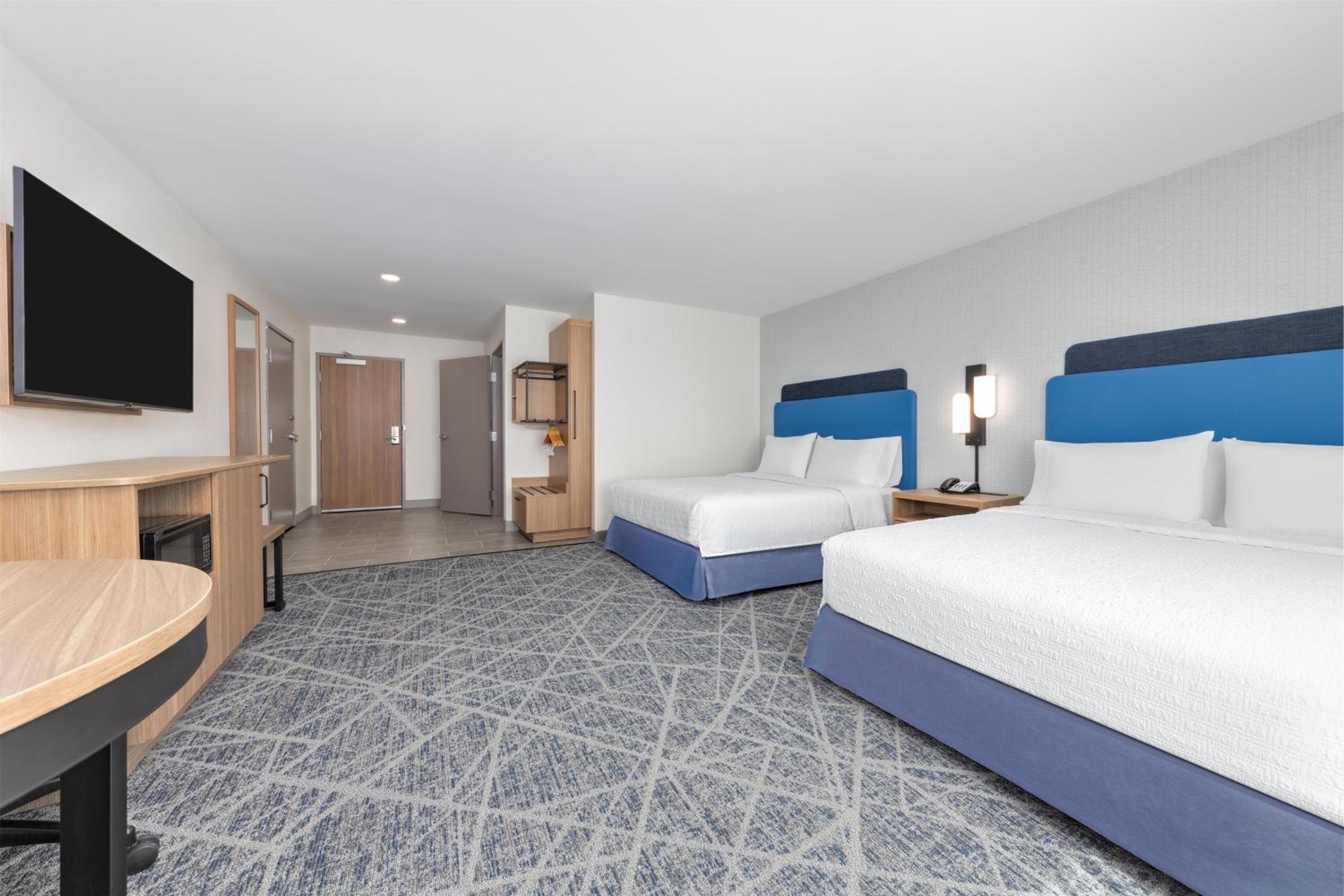 Queen Room with Two Queen Beds - Photo 3