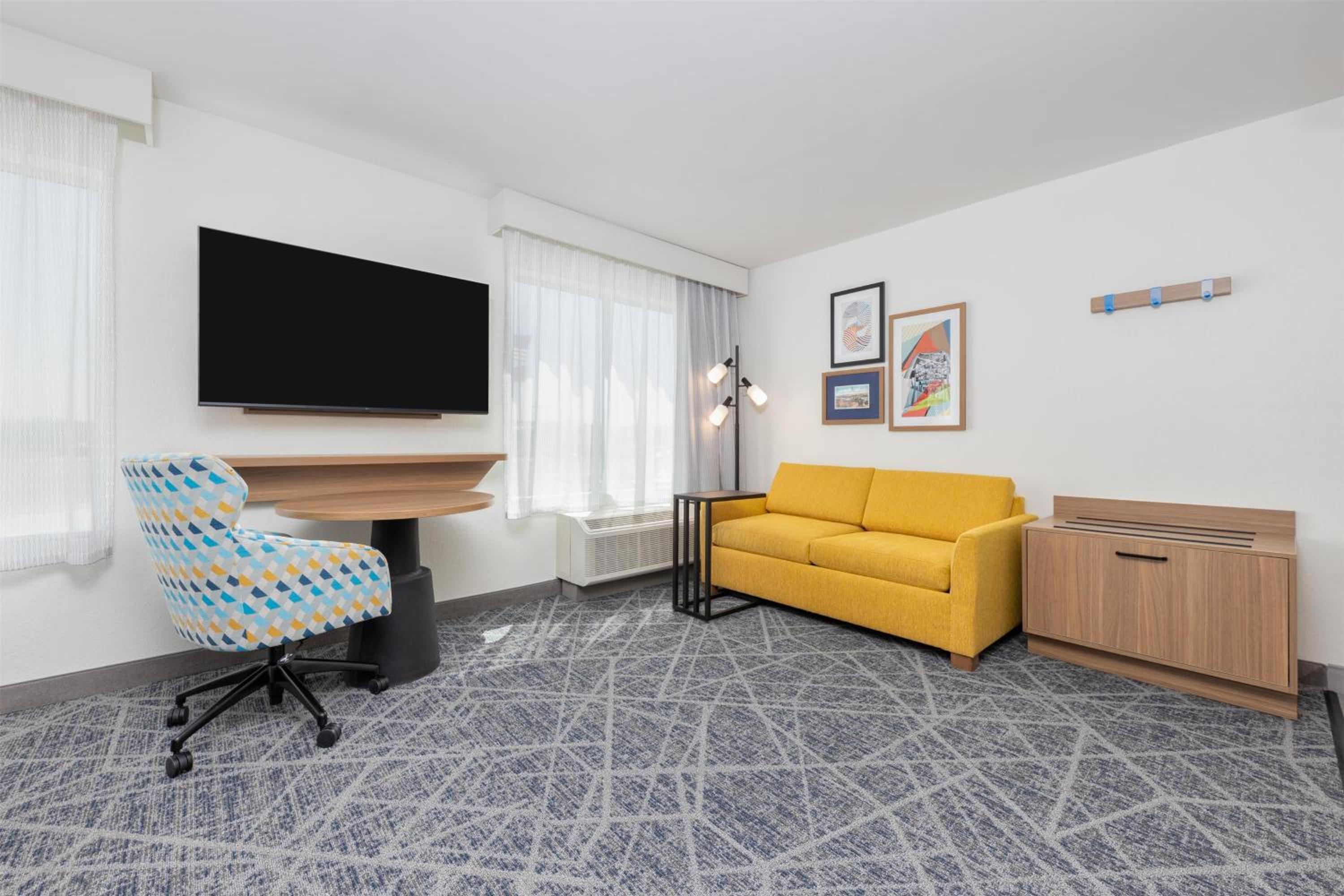 King Studio Suite with Wet Bar - Photo 3