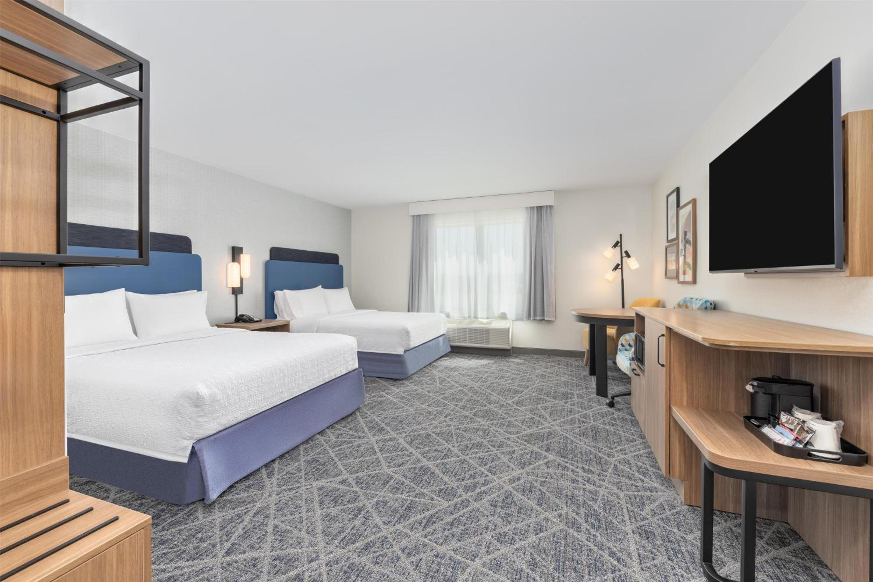 Queen Room with Two Queen Beds - Photo 4