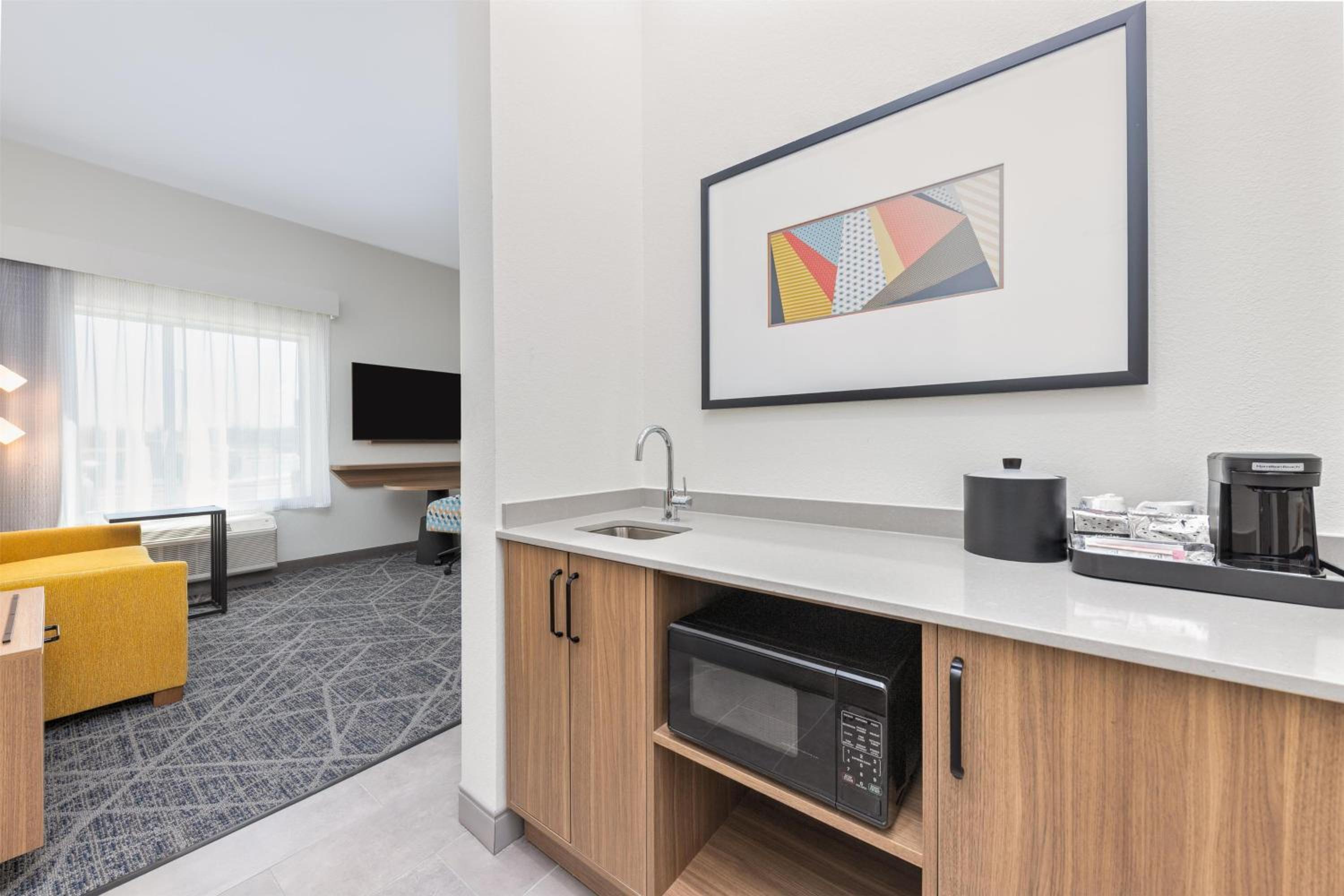 King Studio Suite with Wet Bar - Photo 2