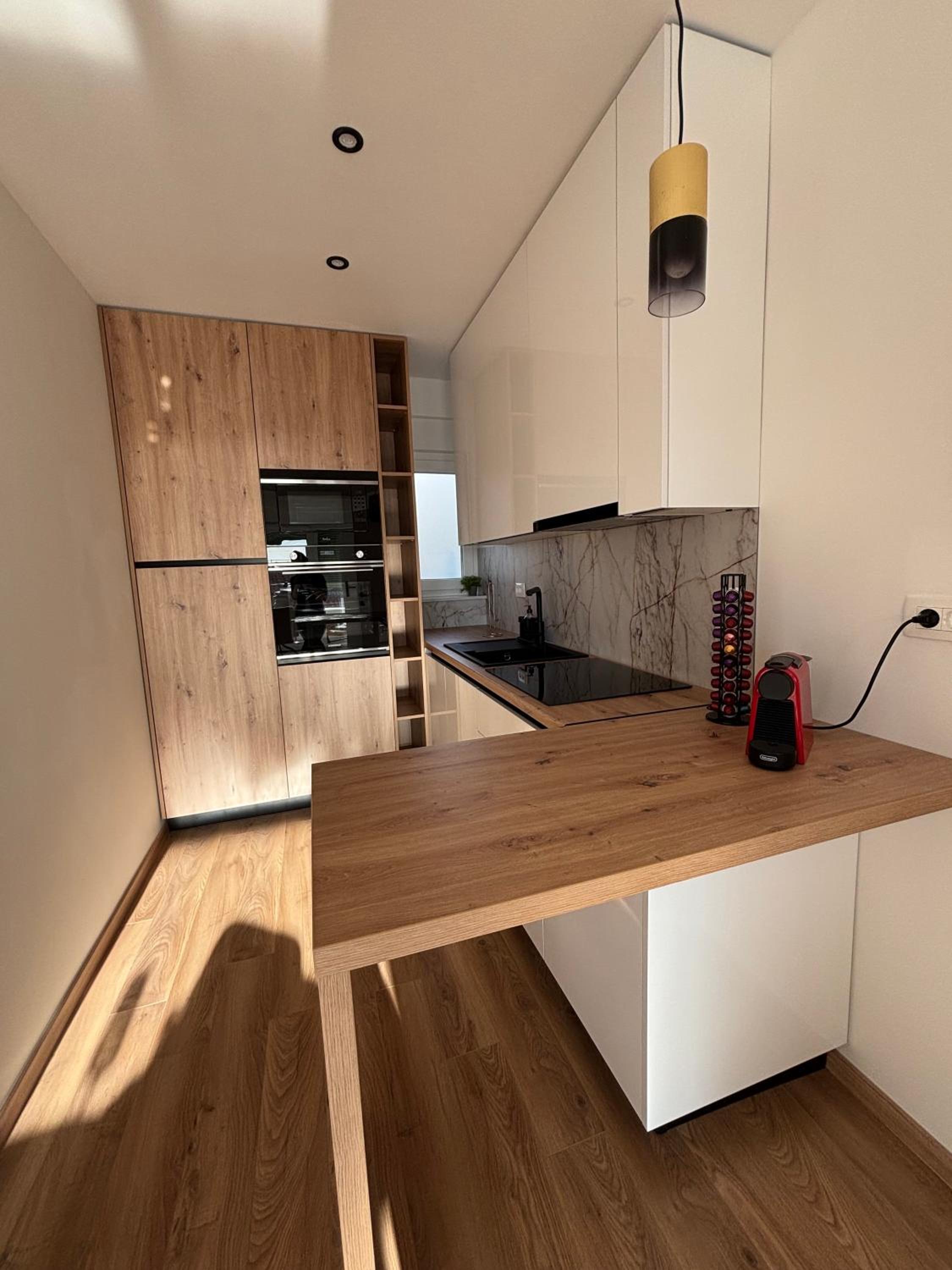 Deluxe One-Bedroom Apartment with Ocean View