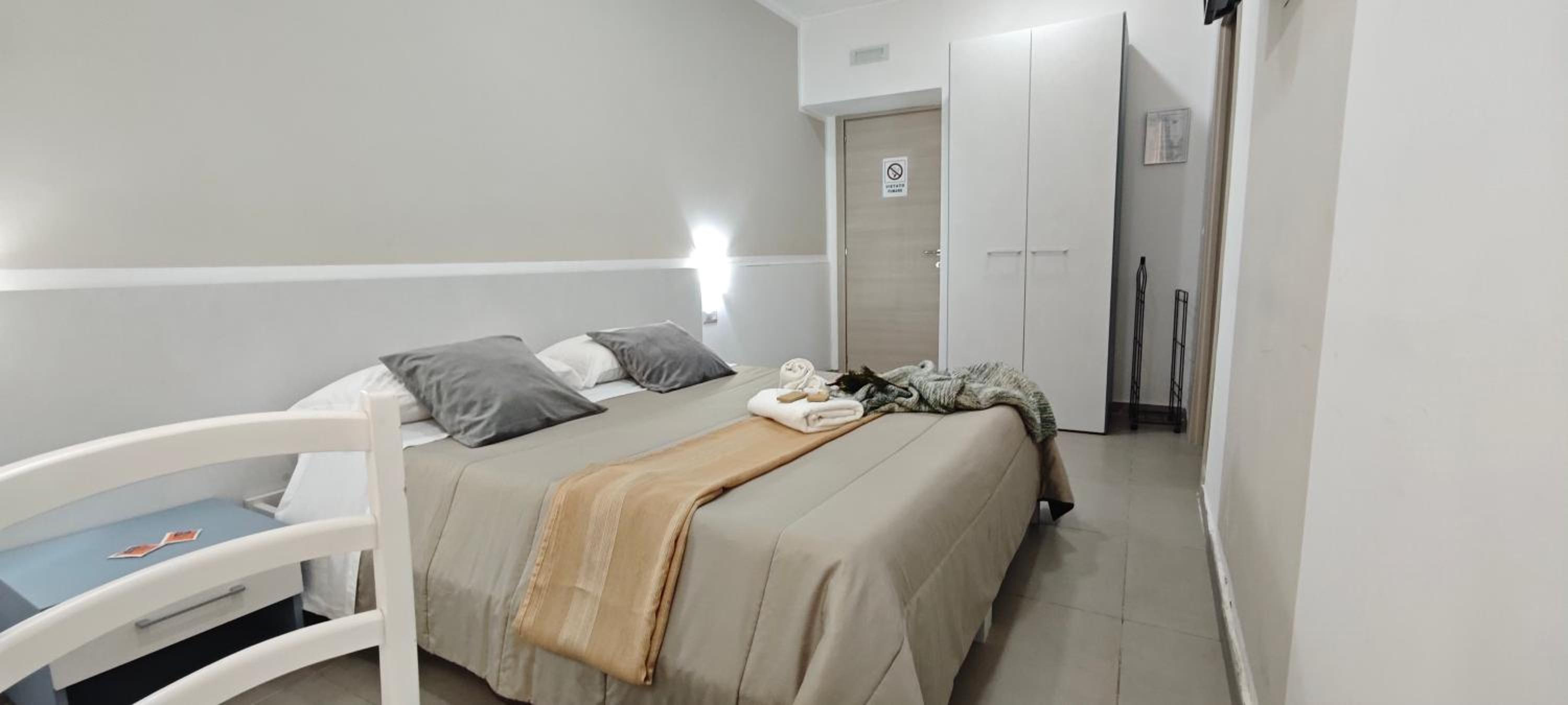 Single Room with Private Bathroom photo 1