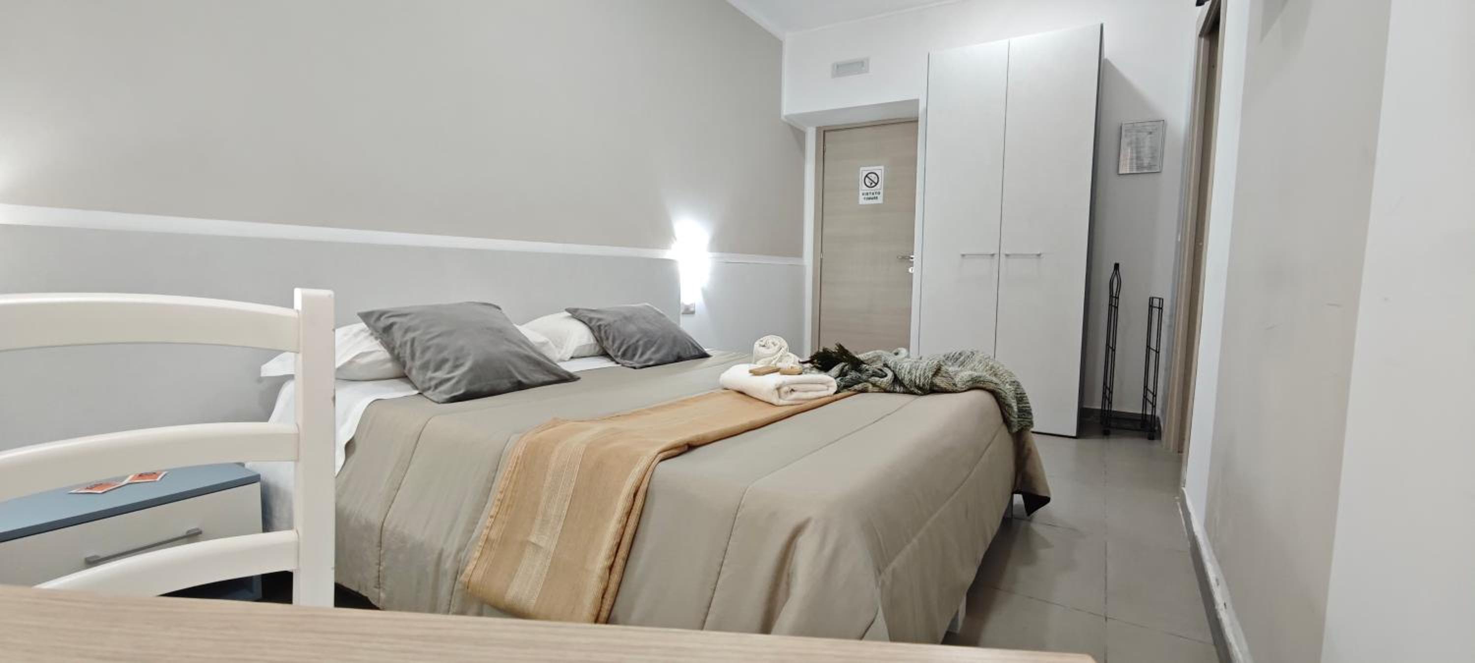 Double Room With Private Bathroom - Photo 1