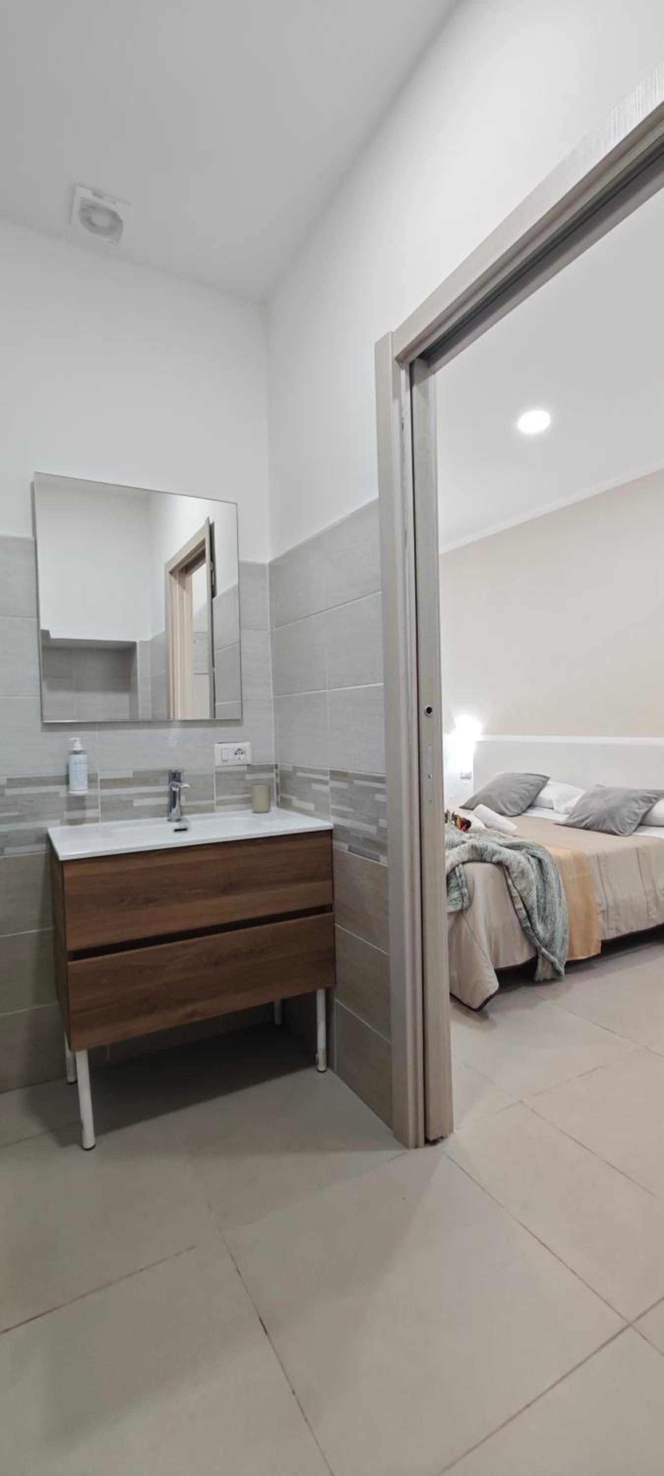 Single Room with Private Bathroom photo 3