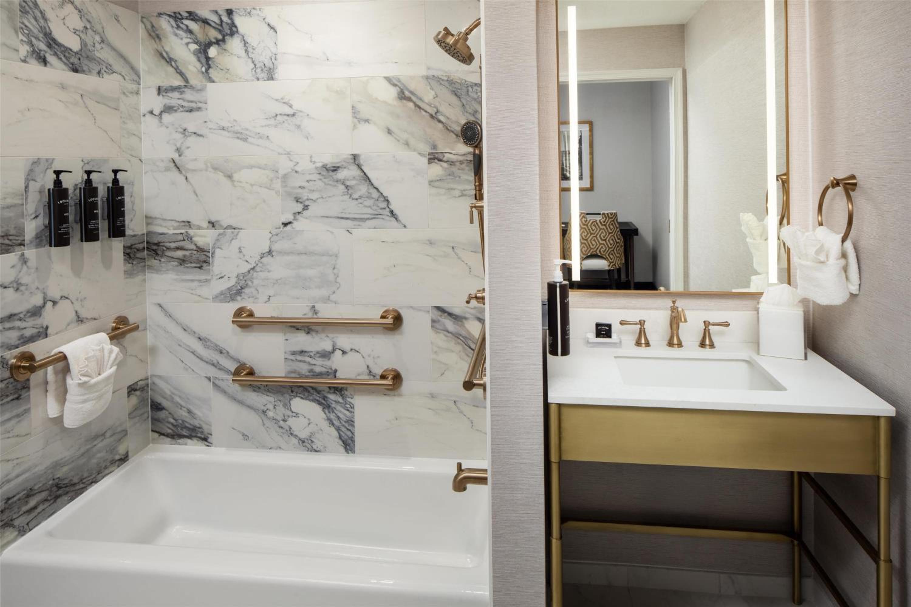 King Room with Bath Tub - Mobility and Hearing Access/Non-Smoking
